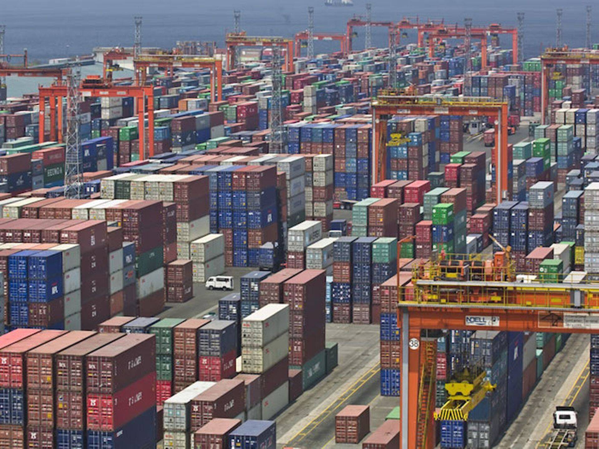Порты США и Великобритании утопают в контейнерах, в то время как в Азии наблюдается их дефицит.
