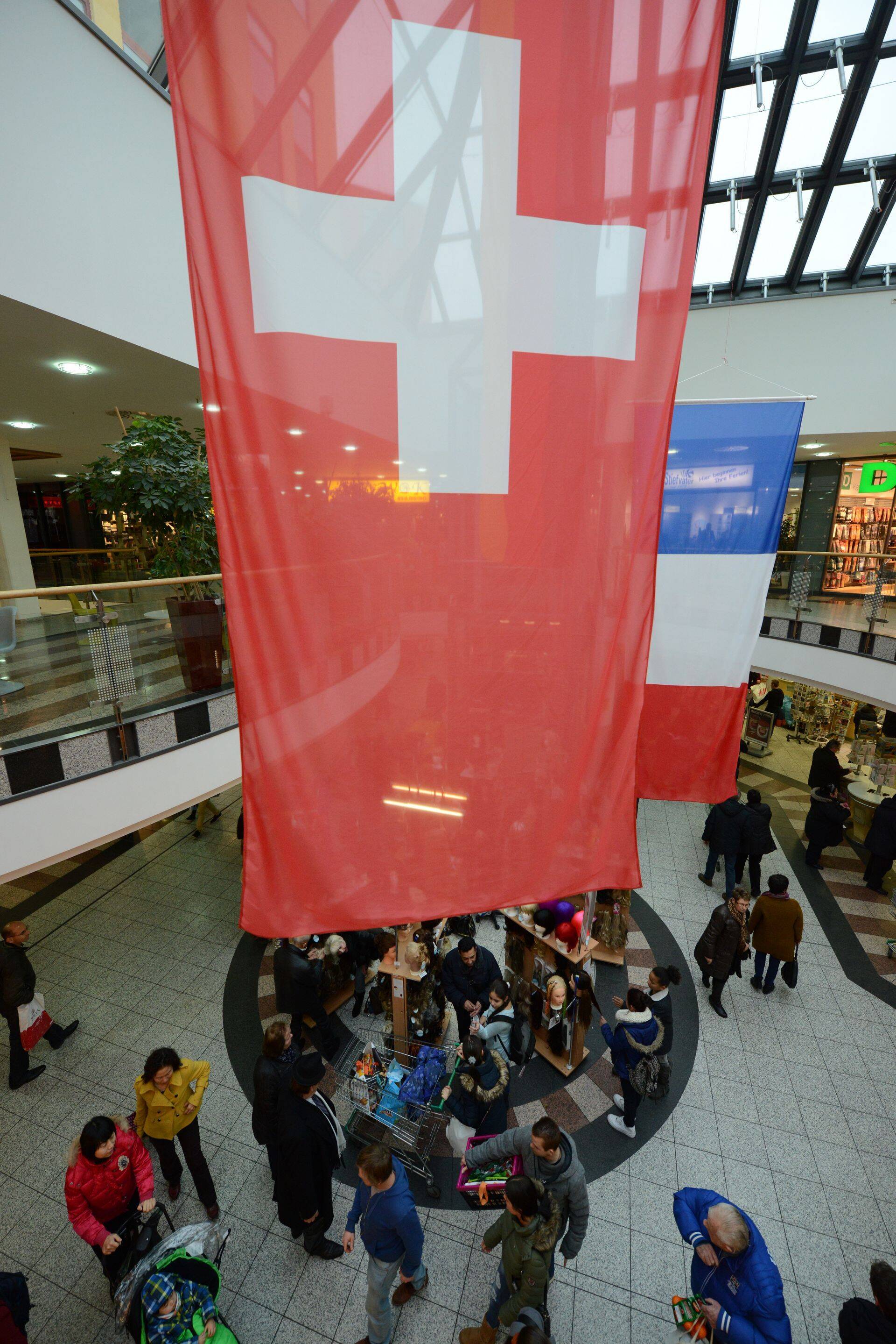 Šveitsi poodnikud on sunnitud tugeva frangi tõttu hindu langetama.