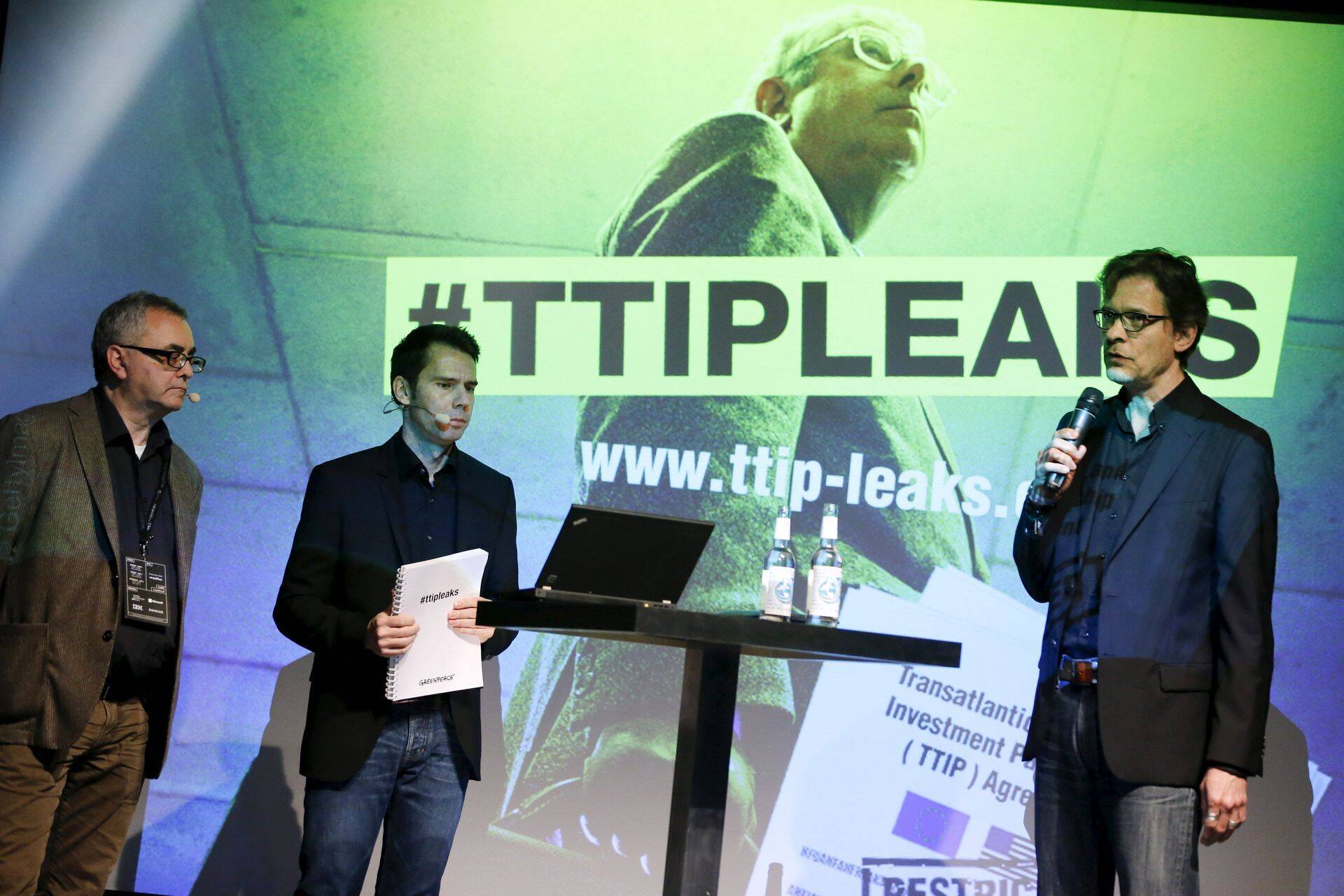 Greenpeace'i esindajad pressikonverentsil, kus esitleti lekkinud dokumente.