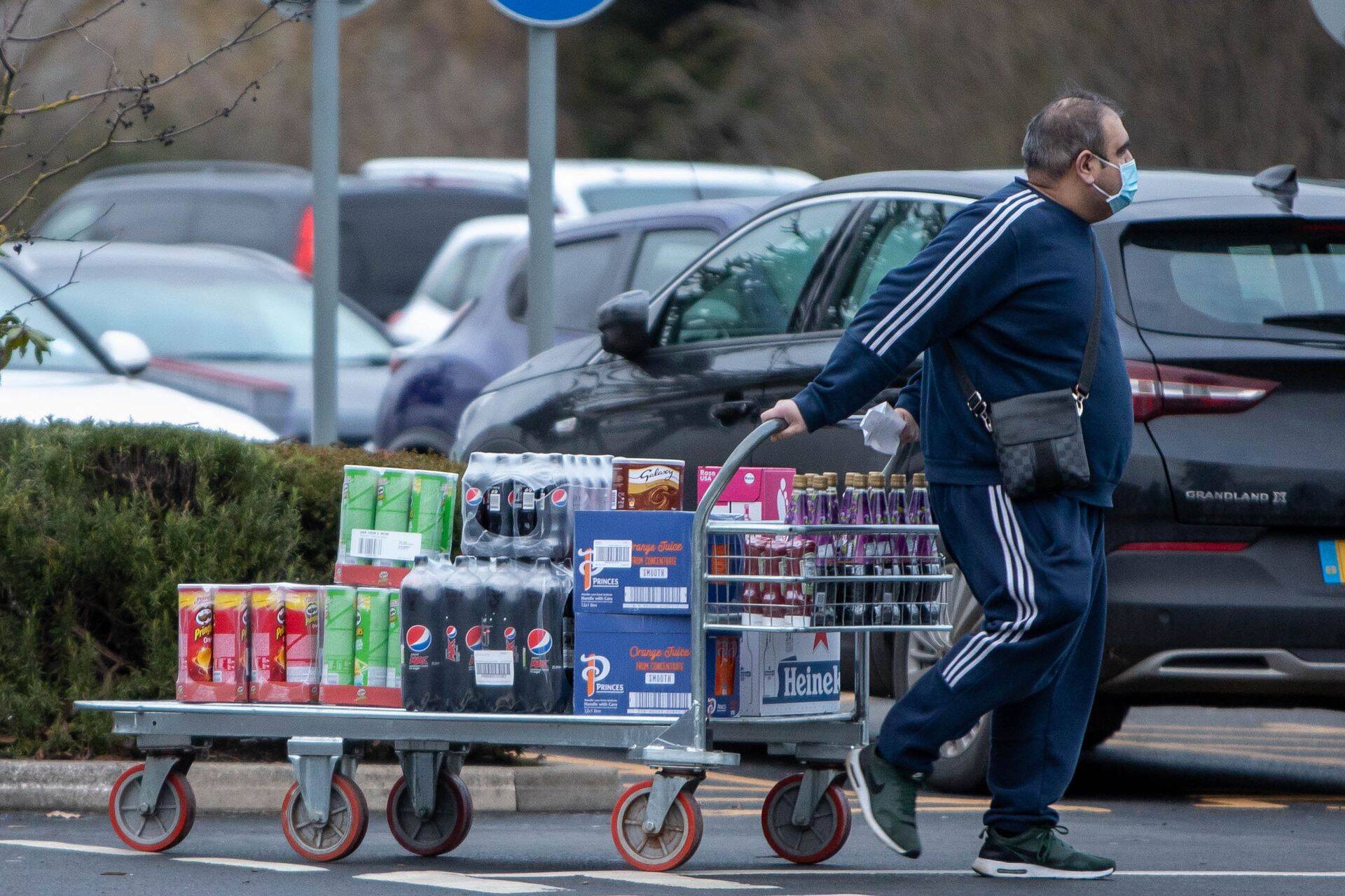 Riigi lukkupanek pani eile britte toiduaineid varuma.