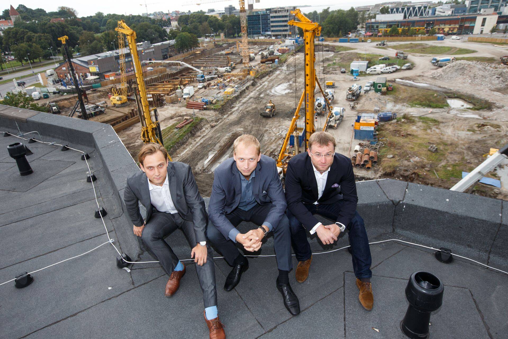 Liveni asutajad Andero Laur (vasakult) ja Andres Aavik ning Capital Milli esindaja Igor Mölder neli aastat tagasi Tallinna sadamas. Taustal Promenaadi maja, mida arendas Capital Mill ja vahendas Liven.