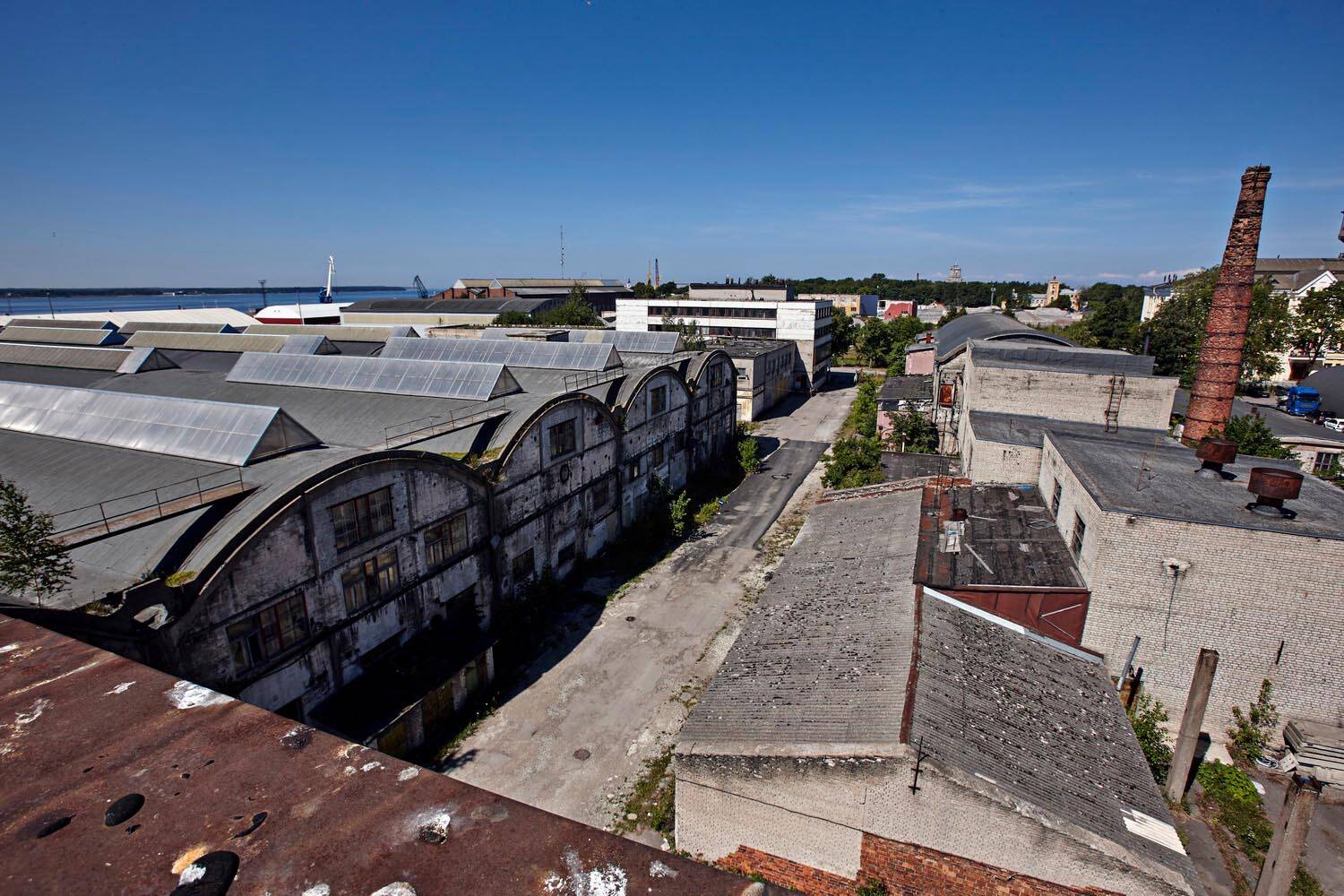 Ангары судостроительного завода Беккера, построенные в 1913 году, сегодня защищены Департаментом охраны памятников старины.