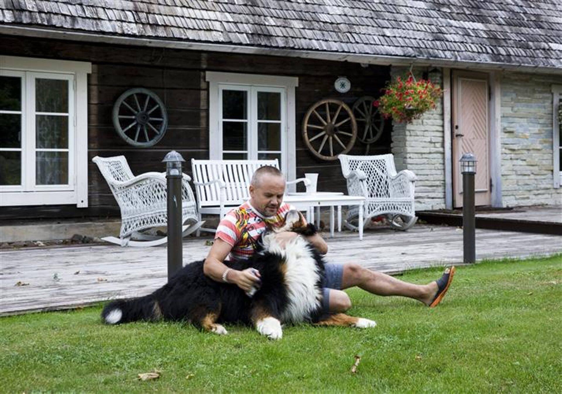Raivo Hein oma koera Hubertiga Saaremaa kodus, kus ta tegi ka lühifilmi "Ajasilmus".