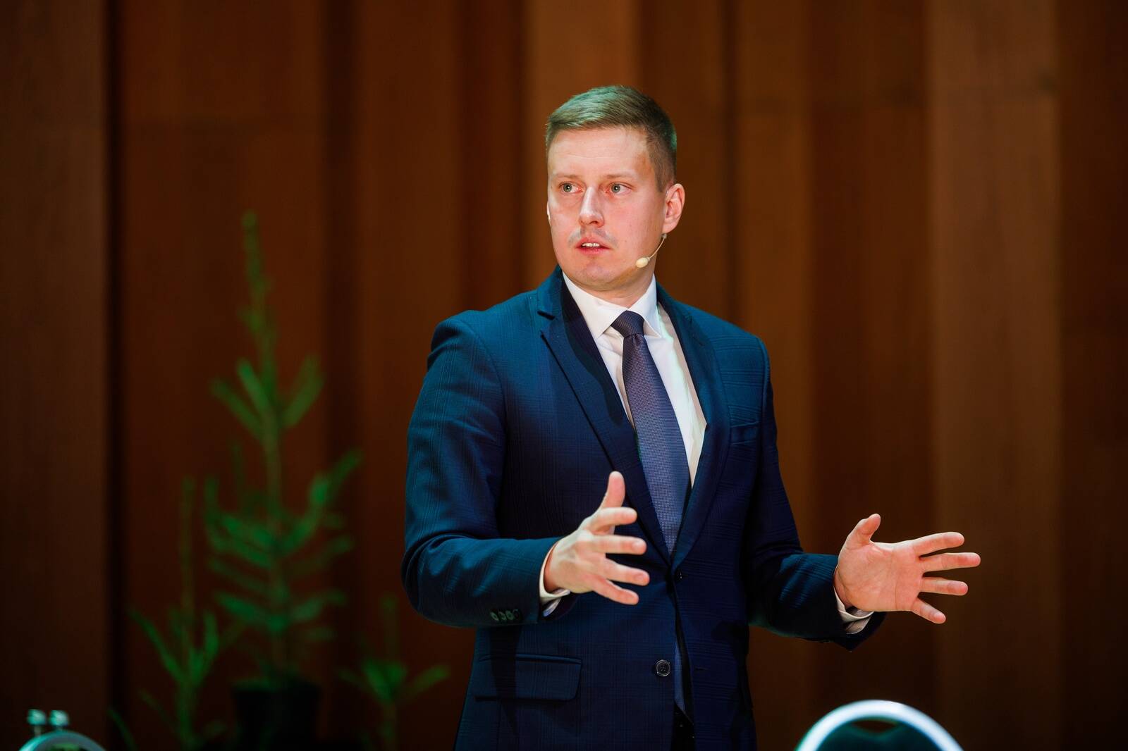 Minister Erkki Keldo konverentsil tööstuspoliitikat tutvustamas.