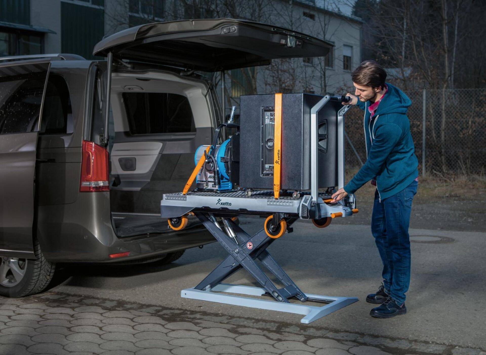 Transpordiplatvorm liigutab, tõstab ja laeb end koos kaubaga autosse