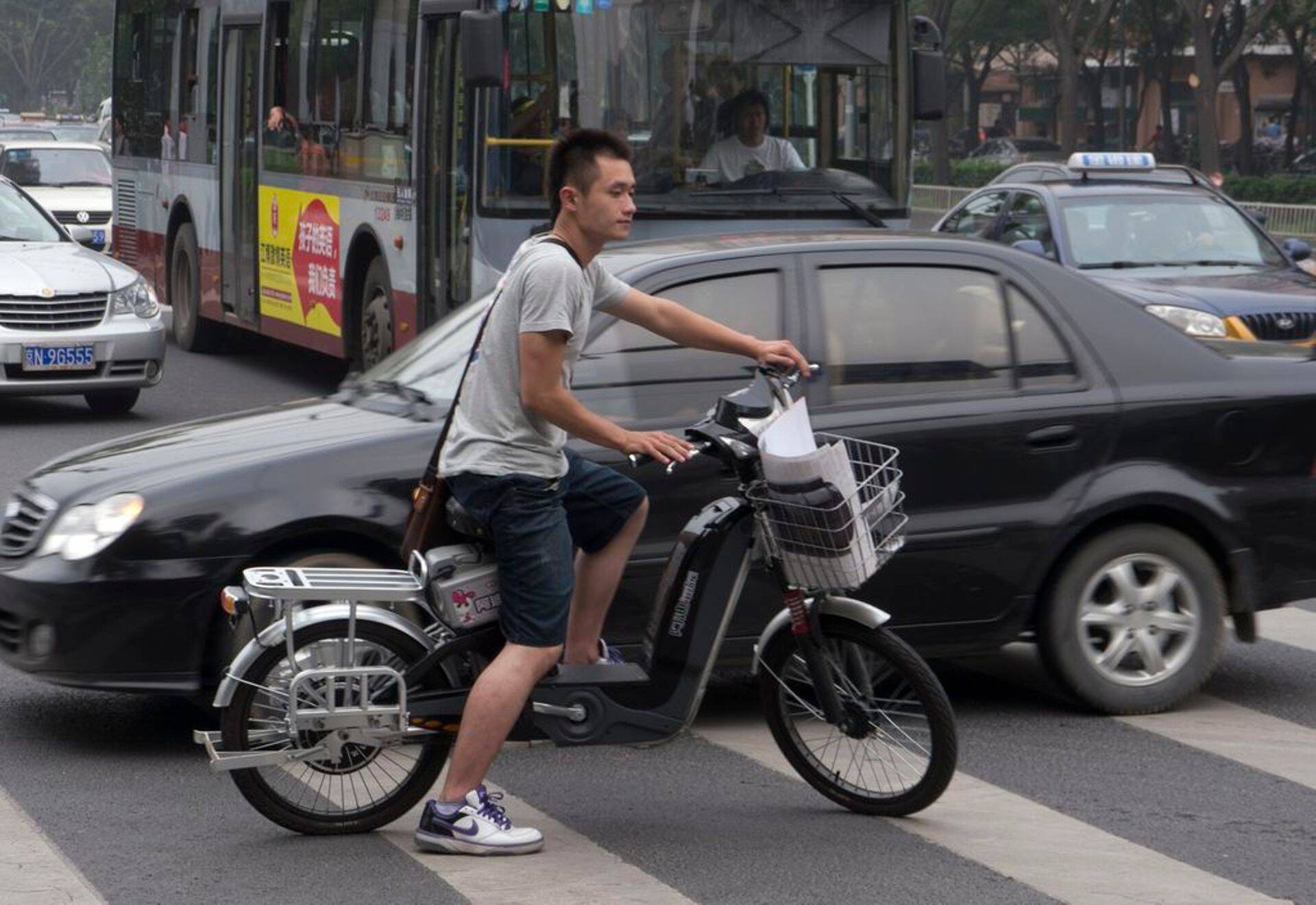 Shenzhenis on väga populaarne vurada elektrijalgrattaga.