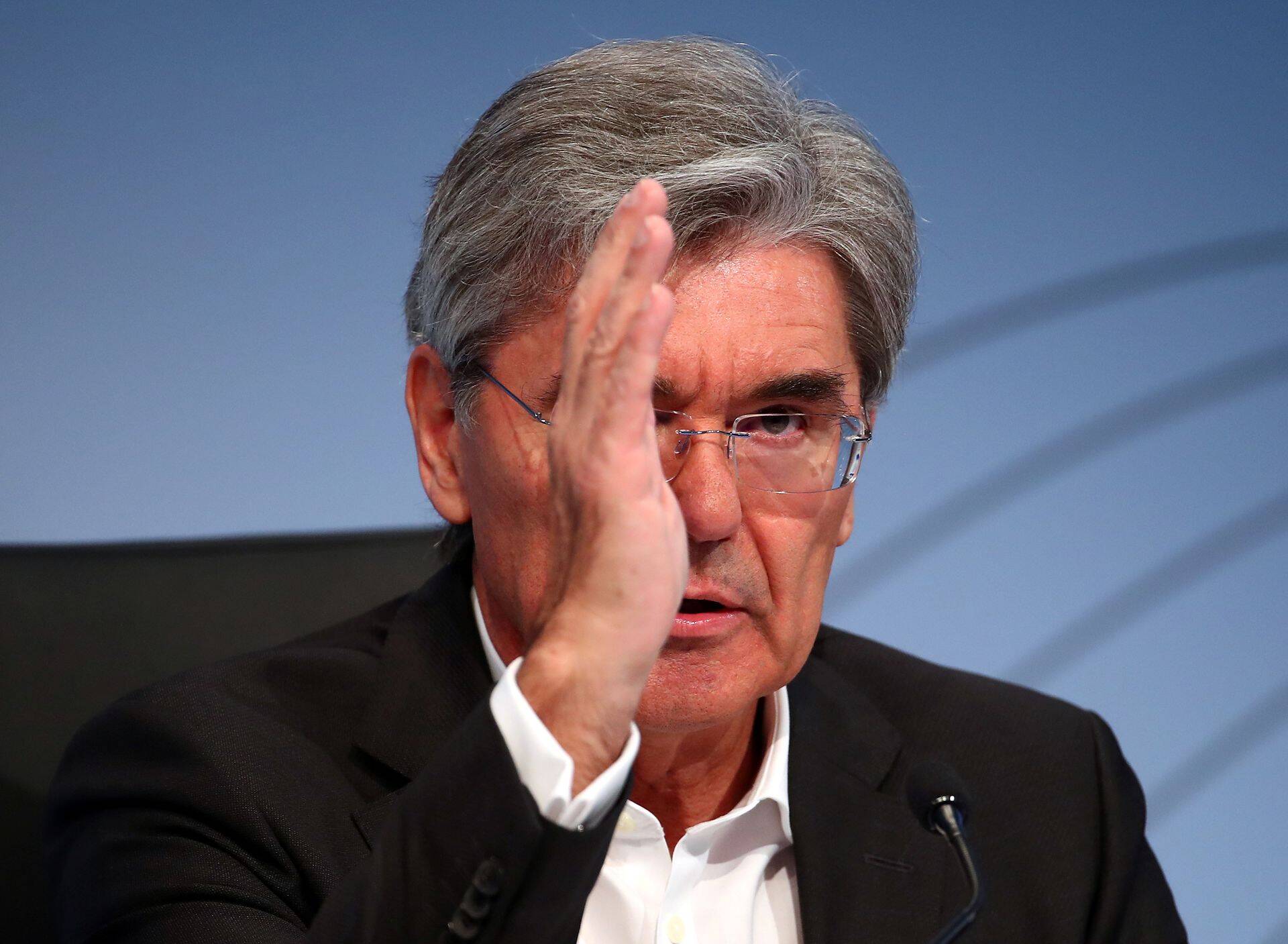 Siemens CEO Joe Kaeser gestures during a news conference in Munich, Germany, August 2, 2018. REUTERS/Michael Dalder