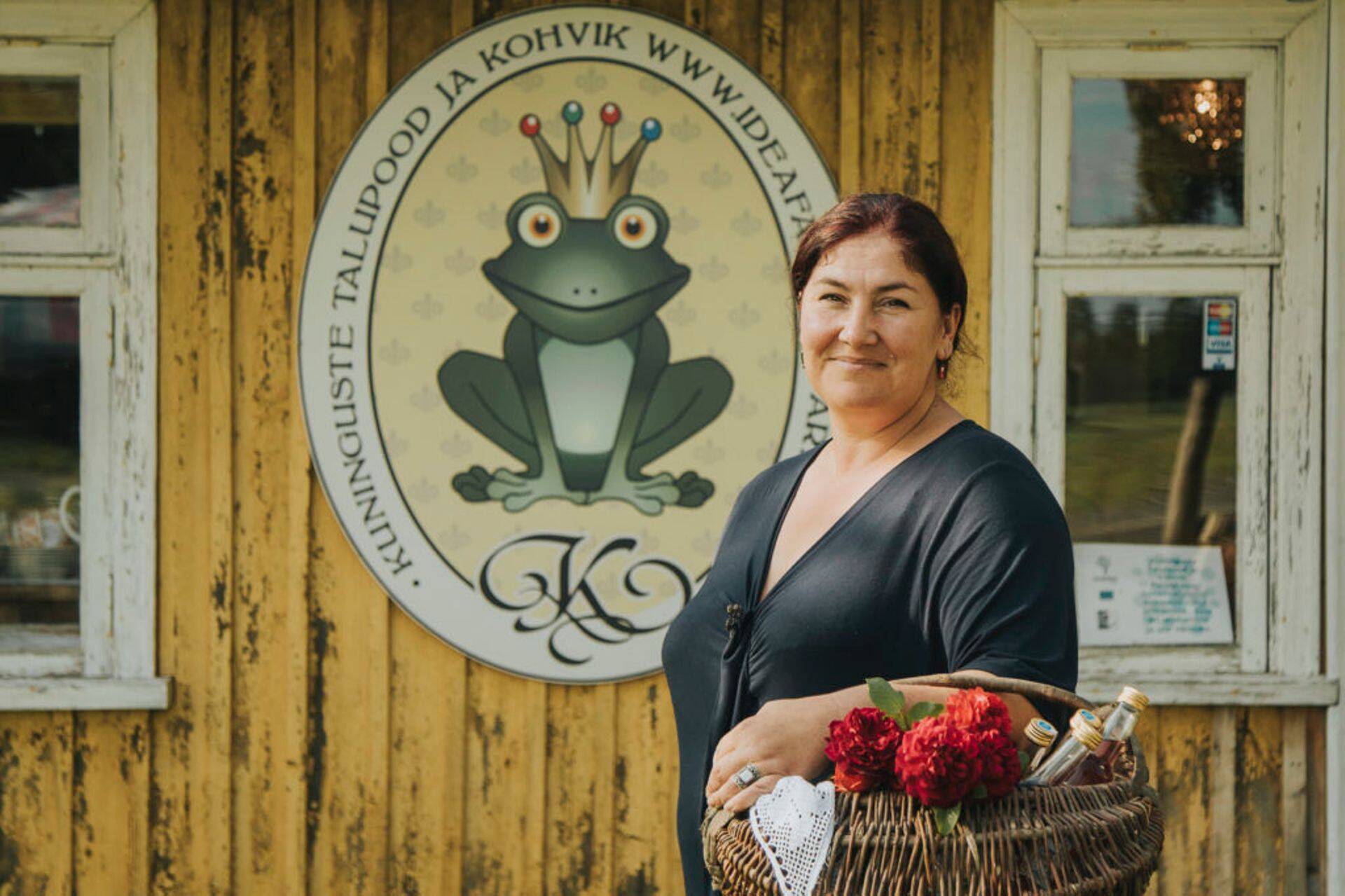 Maria Kaljuste oma talupoe ees.