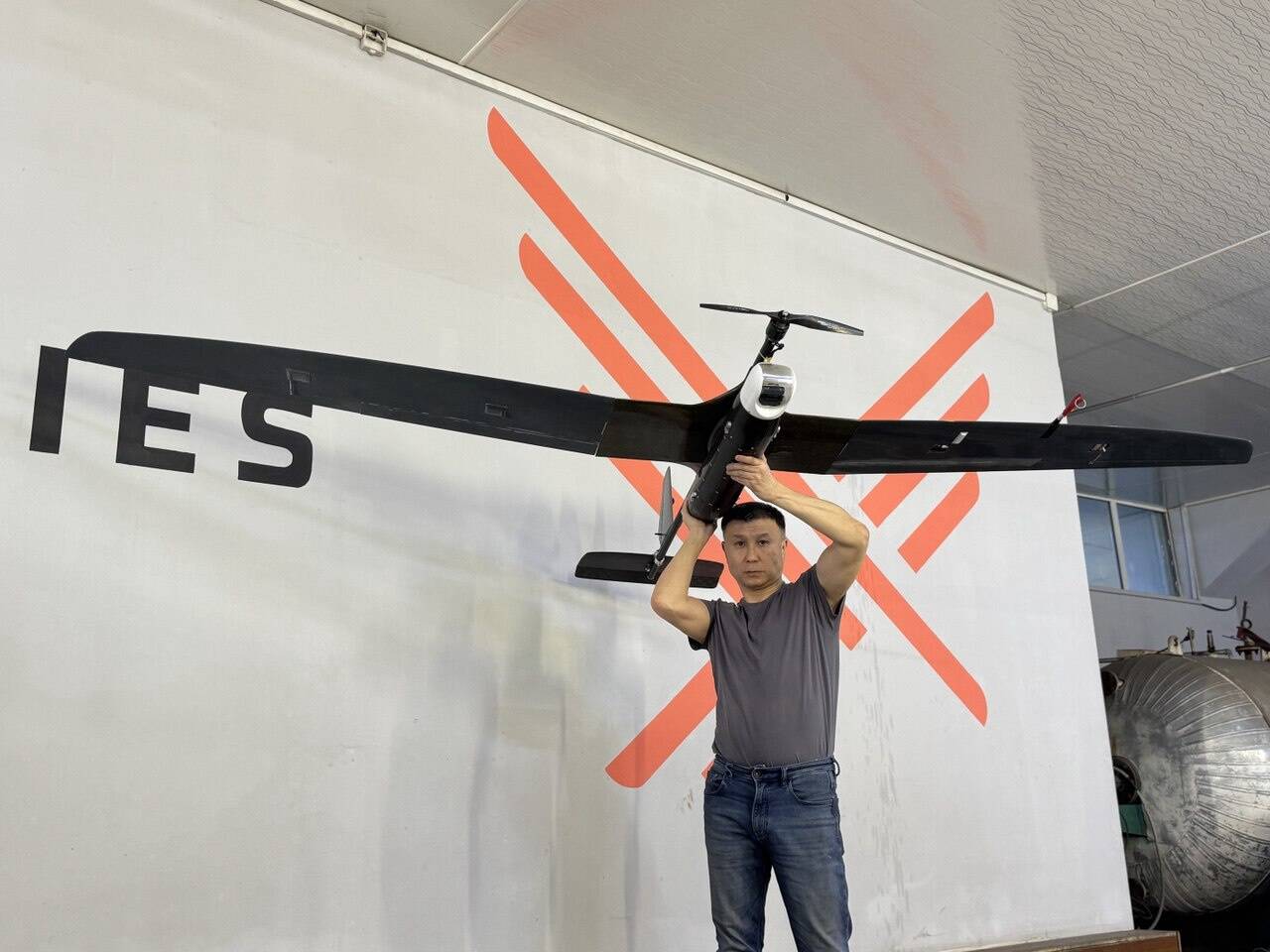 Основатель Taharqa Technologies Таир Балбаев в конструкторском бюро в Алматы.