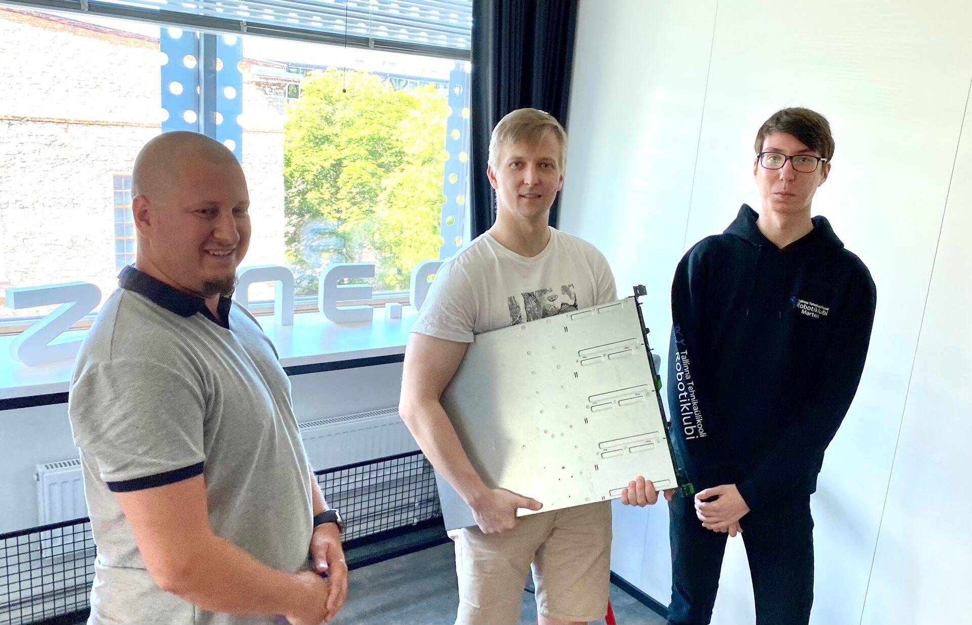 Zone otsustas õla alla panna TTÜ Robotiklubi tegusate noorte toimetamistele ning kinkis klubile kiire Fujitsu RX1330M2 serveri. Robotiklubi esindajad Rauno ja Kevin, kes täna serverile järele tulid, rääkisid, et Zonelt saadud masinast saab kodu nende klubi e-postile, wikile, projekti- ning foto- ja videofailidele klubi tegemistest ning üritustest. Zone poolt andis serveri koos käepigistusega klubile üle meie suurkliendihaldur Martin.