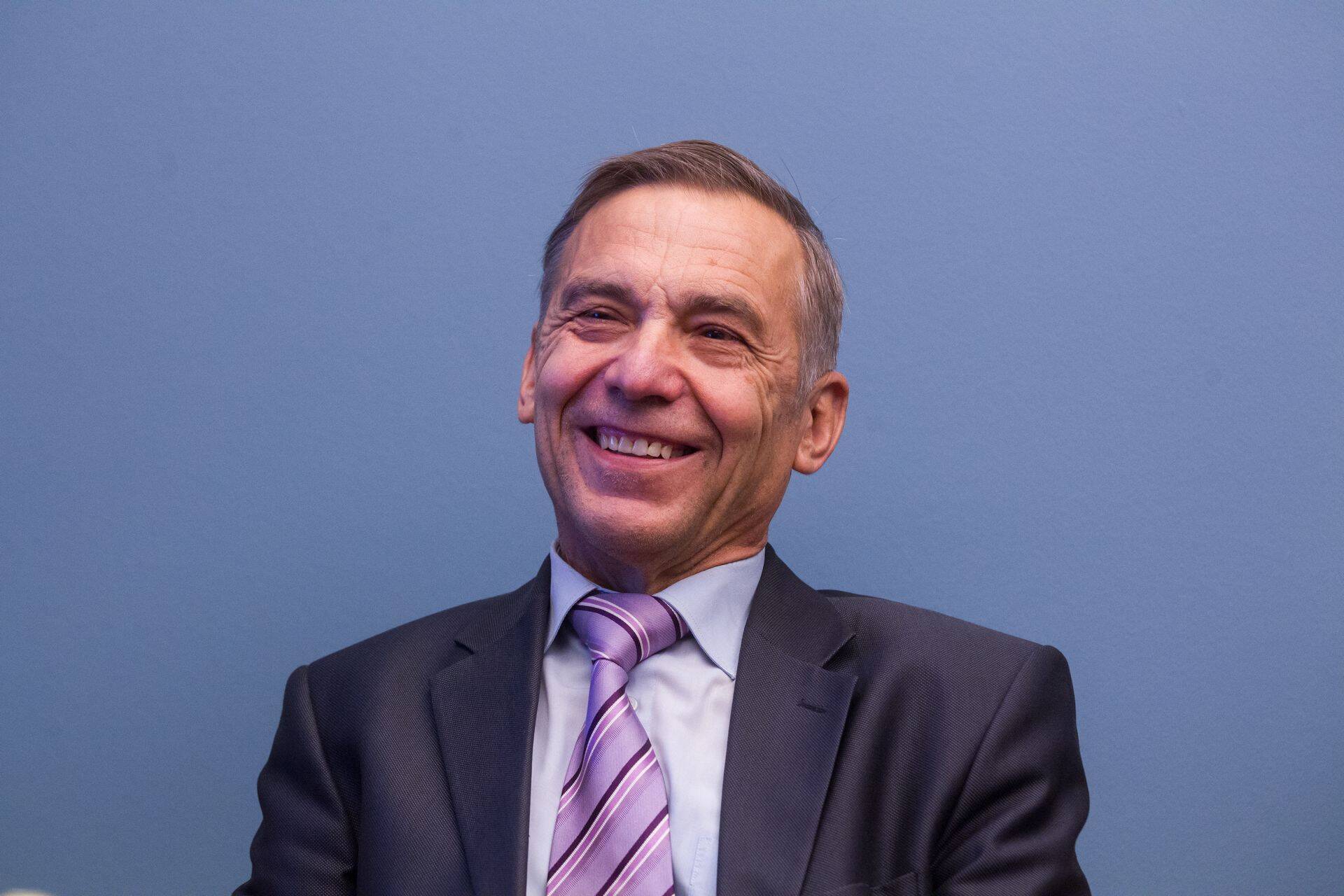 Inimesed unustavad suveks rahamured ja mõtlevad sellele, kuidas "teiseks juuniks pruuniks saada"