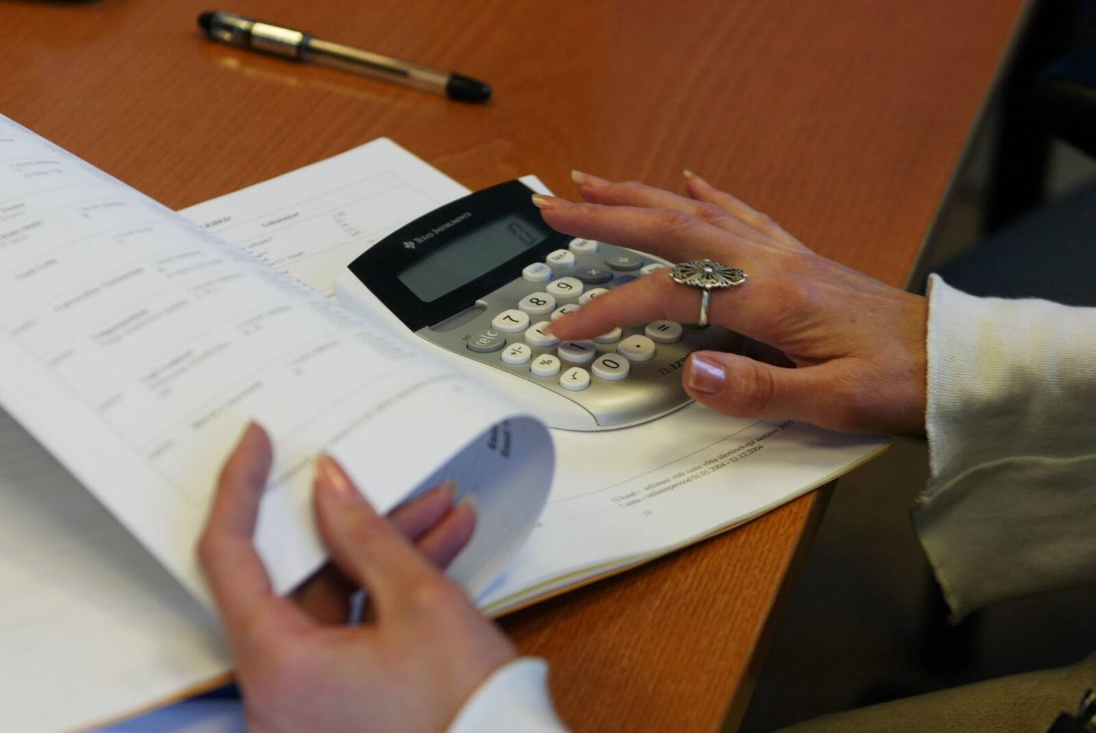 Kahekümne aastaga on raamatupidamist digitaliseeritud suurel määral, kuid näiteks e-arveid kasutab endiselt väike osa maksukohuslasest, näitab statistika. Fotol raamatupidamise stiilinäide aastast 2005.