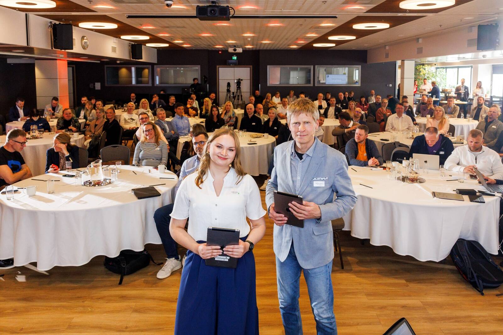 AI praktikute aastakonverentsi moderaator Laura Saks ja Indrek Kald.