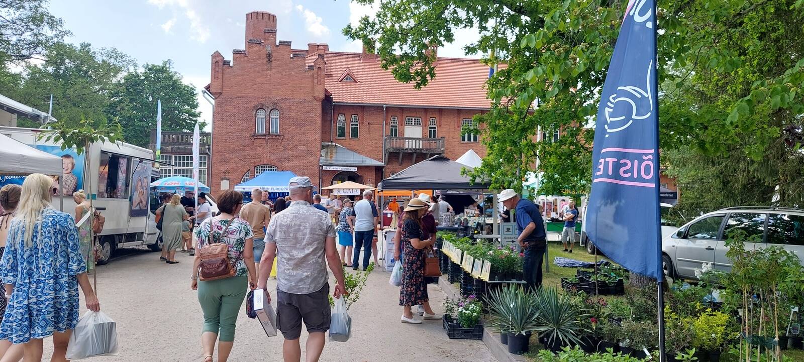 Aia- ja lillepäevad meelitasid kohale sadu aiandushuvilisi.