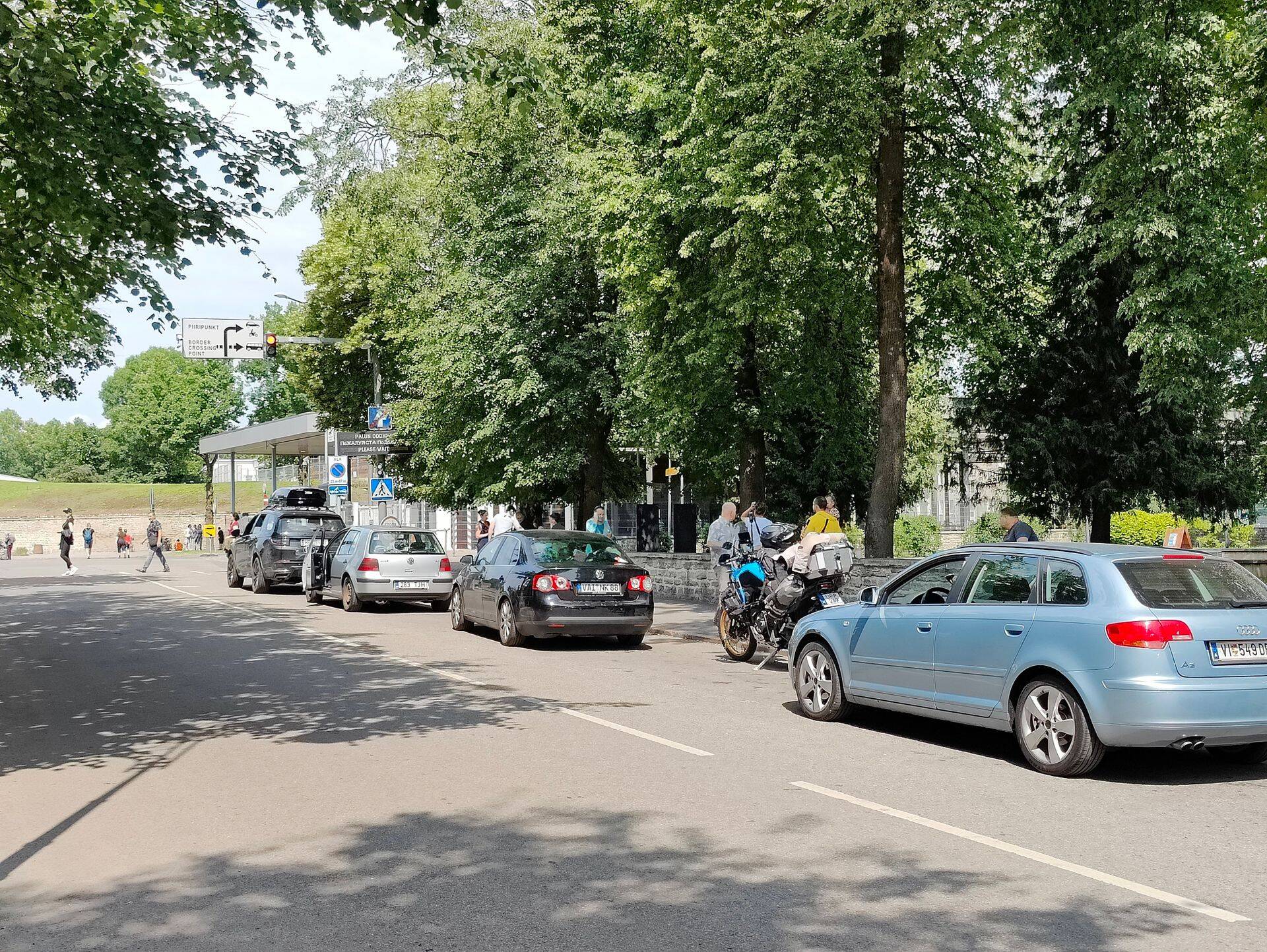 Начало очереди на границе в Нарве состоит, в основном, из транспорта с австрийскими и немецкими номерами. Дальше в очереди есть и украинские машины. Но большая часть номеров – эстонские.