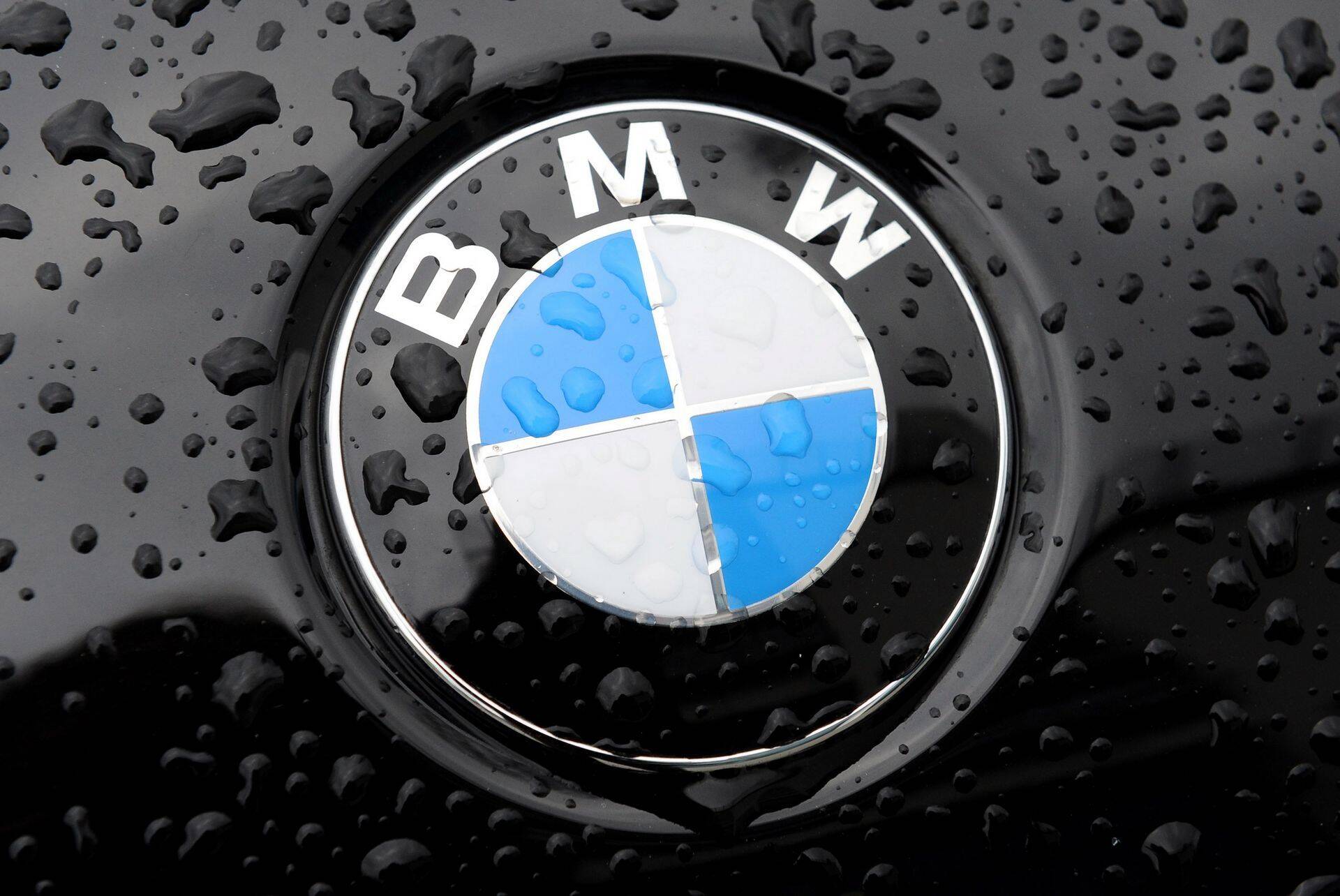 BMW asendas peeglid kaameratega.