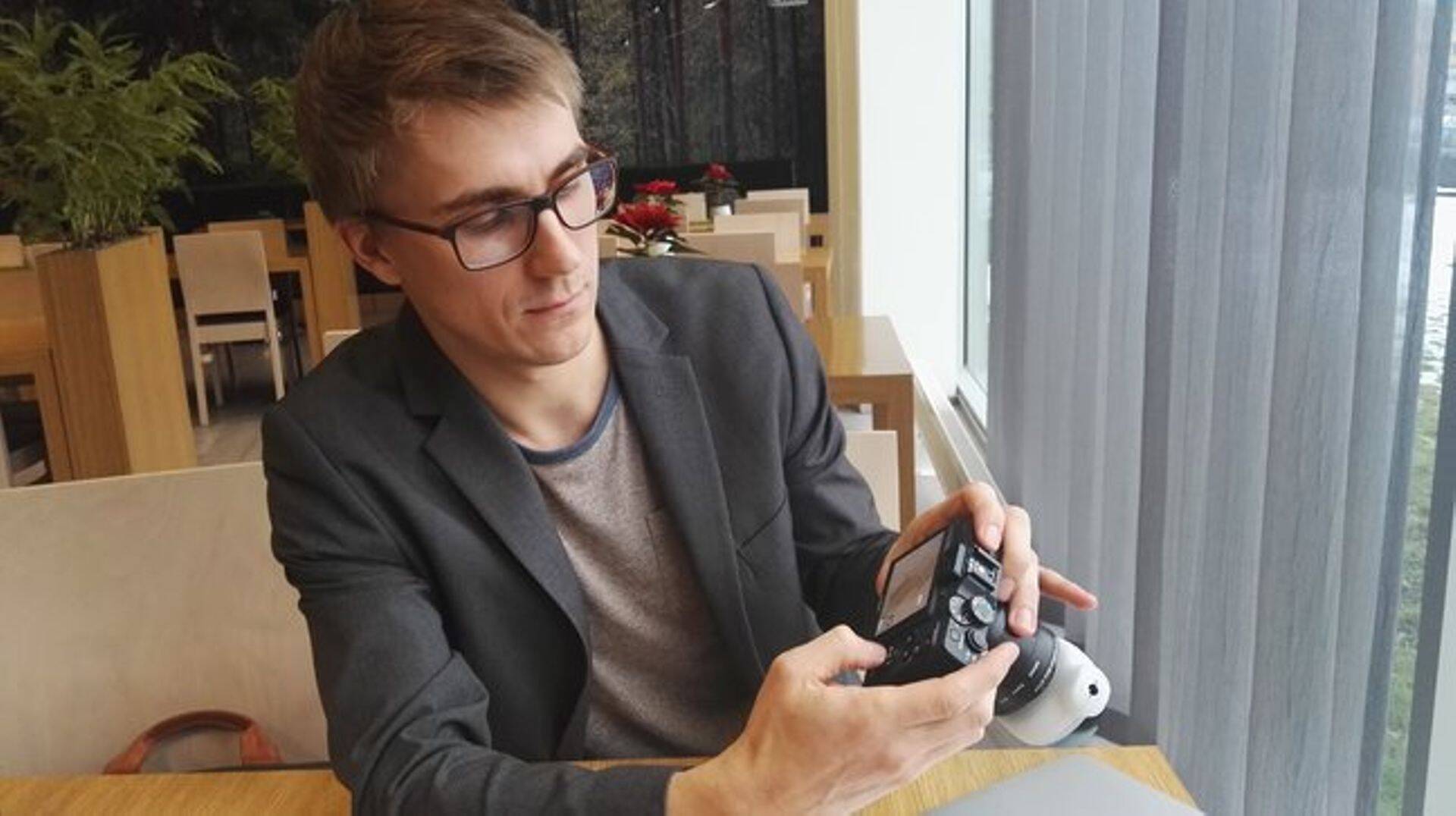 Priit Kruus näitab dermatoskoobiga jäädvustatud sünnimärki.