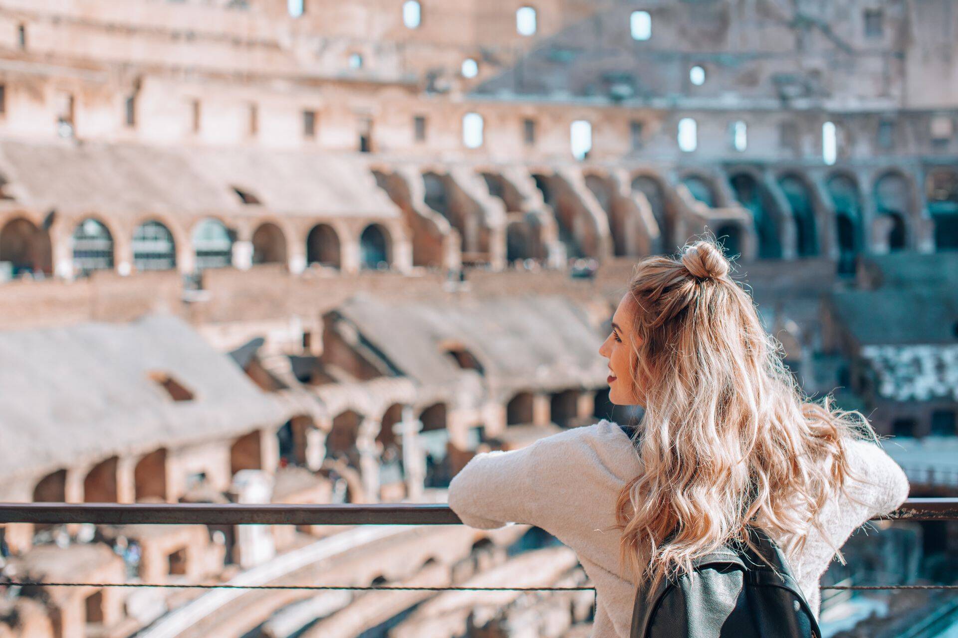 Turist Rooma Colosseumis, pilt on illustratiivne.