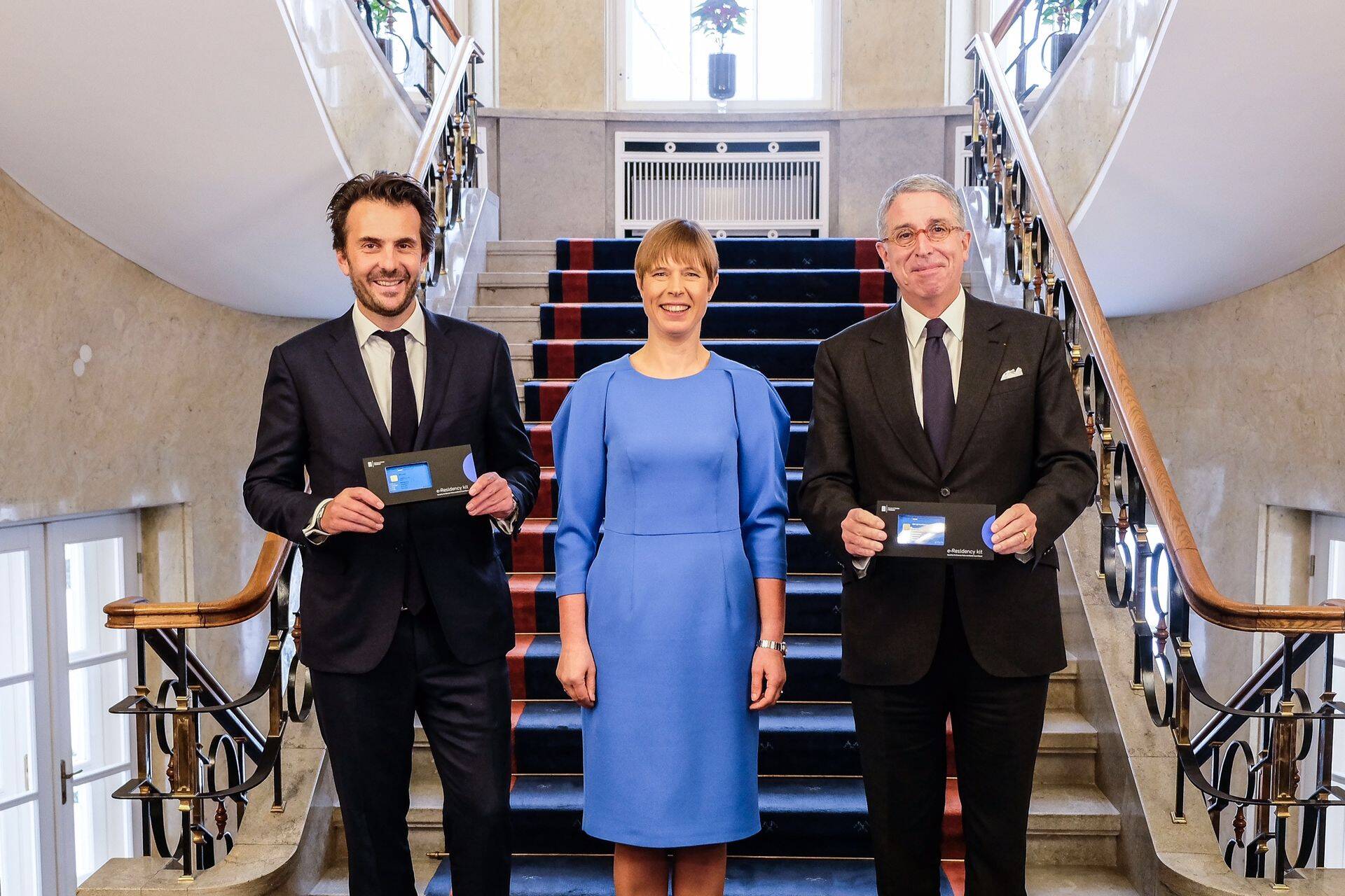 Prantsuse meediagigandi Vivendi juht Arnaud de Puyfontaine ja kommunikatsioonigrupi Havas juht Yannick Bolloré president Kersti Kaljulaidiga pärast e-residendiks hakkamist.