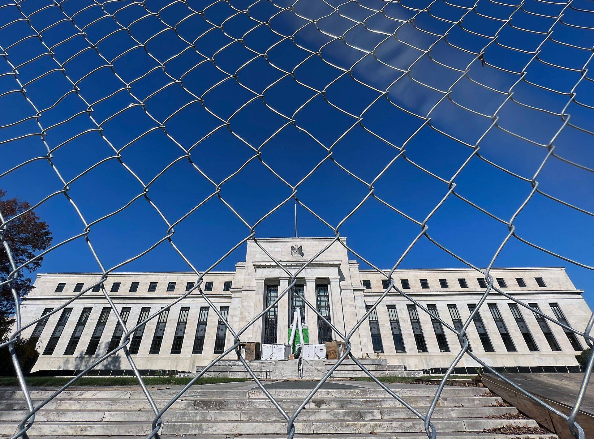 Iespējams, krītošu obligāciju likmju un augošu akciju cenu bilde šobrīd ir viena no pēdējām lietām, ko grib redzēt ASV centrālie baņķieri. Tas var palīdzēt atkal uzpumpēt inflāciju. Attēlā: Skats uz ASV Federālo rezervju sistēmas ēku Vašingtonā.