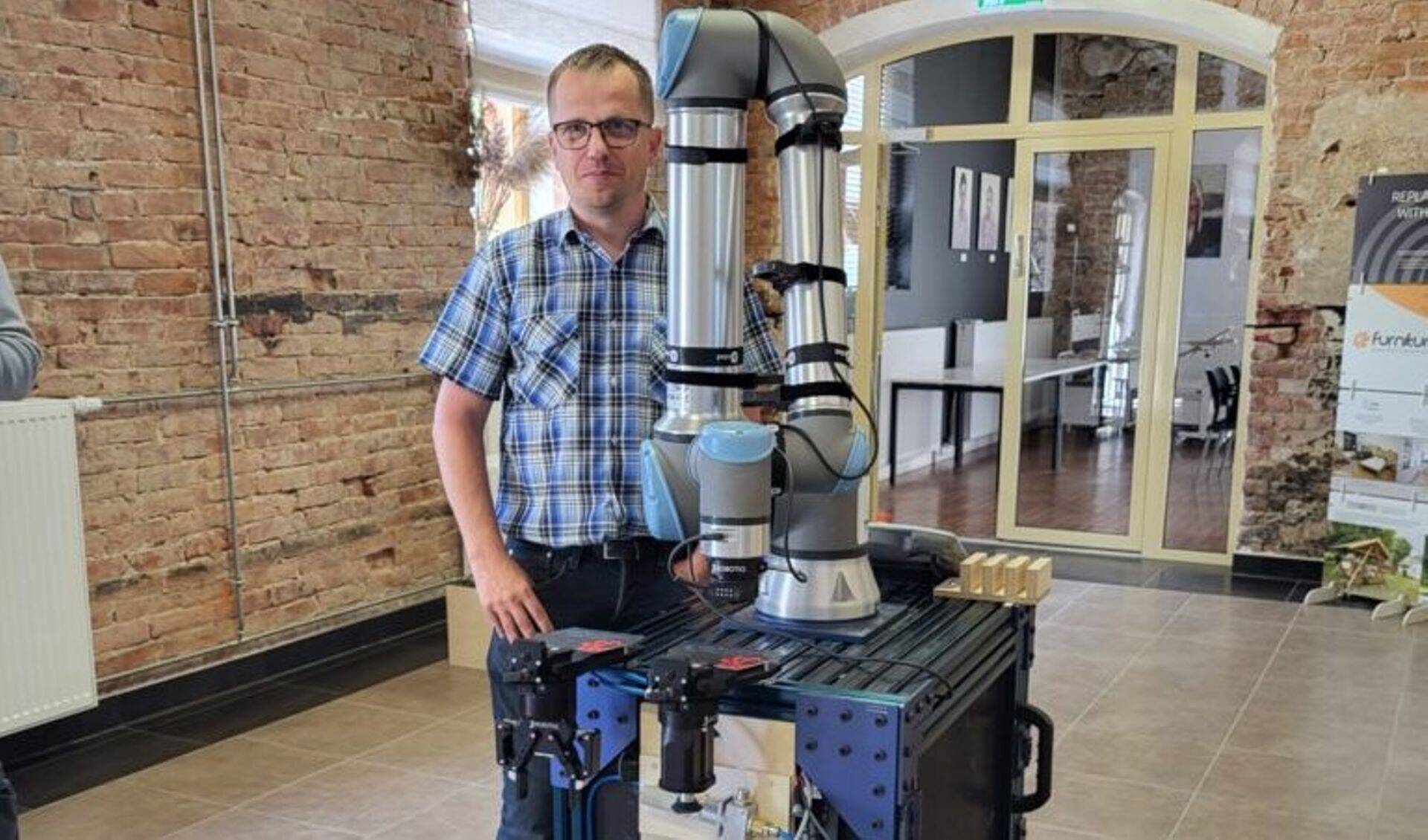 Erkki Naaris ja tööstusrobot Roberta.