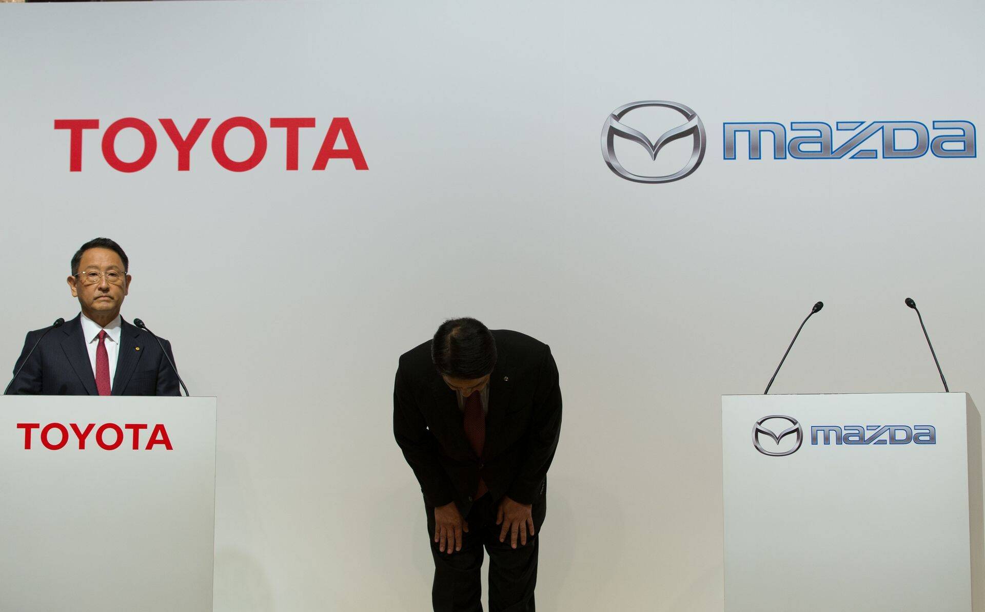 Toyota president Akio Toyoda ja Mazda tegevjuht Masamichi Kogai ühisel pressikonverentsil augustis.