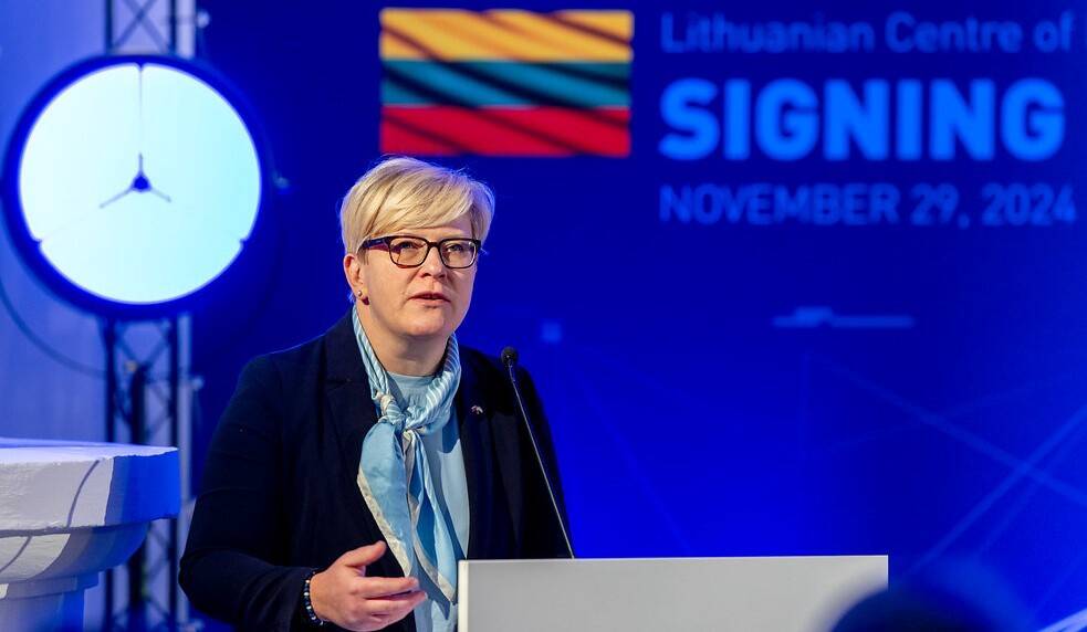 Fotol peab kõnet täna veel Leedu peaministri ametiüleandeid täitev Ingrida Šimonyte, kui Leedu kirjutas alla lepingu Rheinmetalliga uue tehase rajamiseks. Leedu sai uue peaministri - Gintautas Paluckas - 21. novembril, aga ta ei ole veel uut valitsust moodustanud.