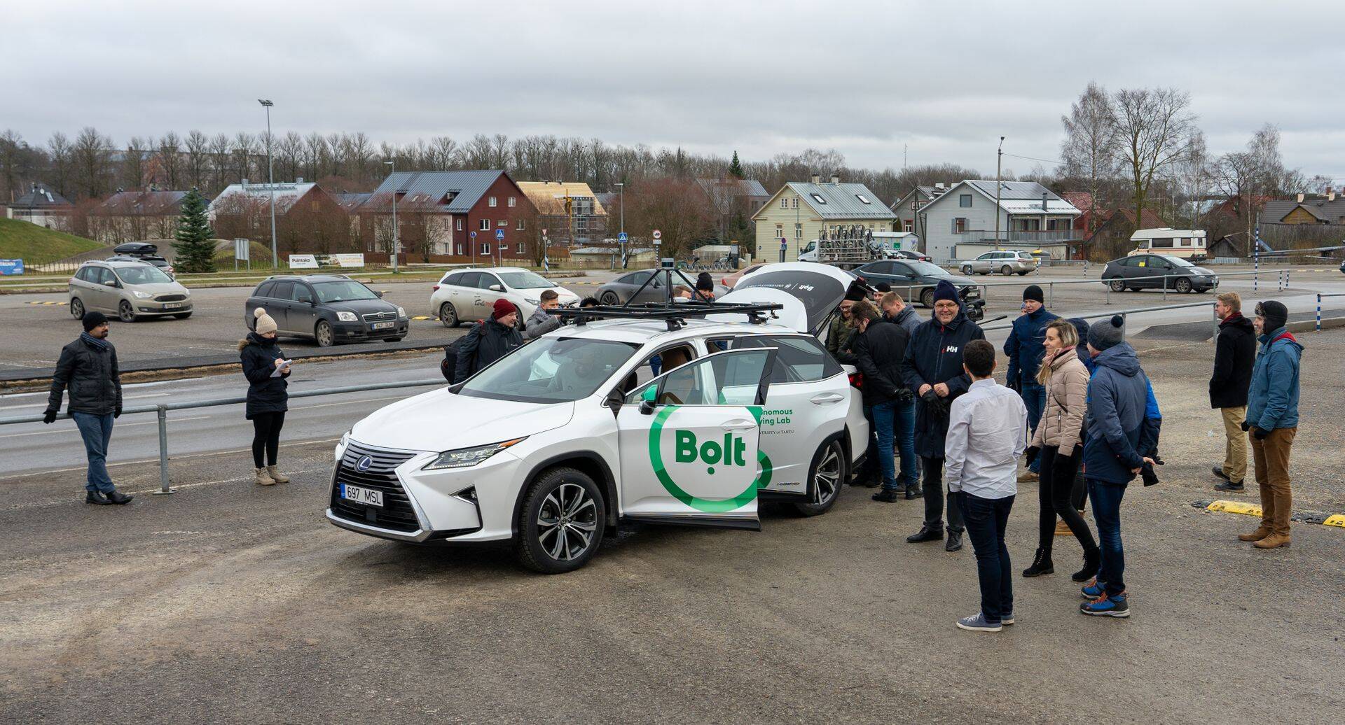 Katsesõidukiks olev Lexuse džiip on varustatud mitmete lisaseadmetega, nagu laserlokaator, kaamera, radar ja navigatsioonisüsteem.