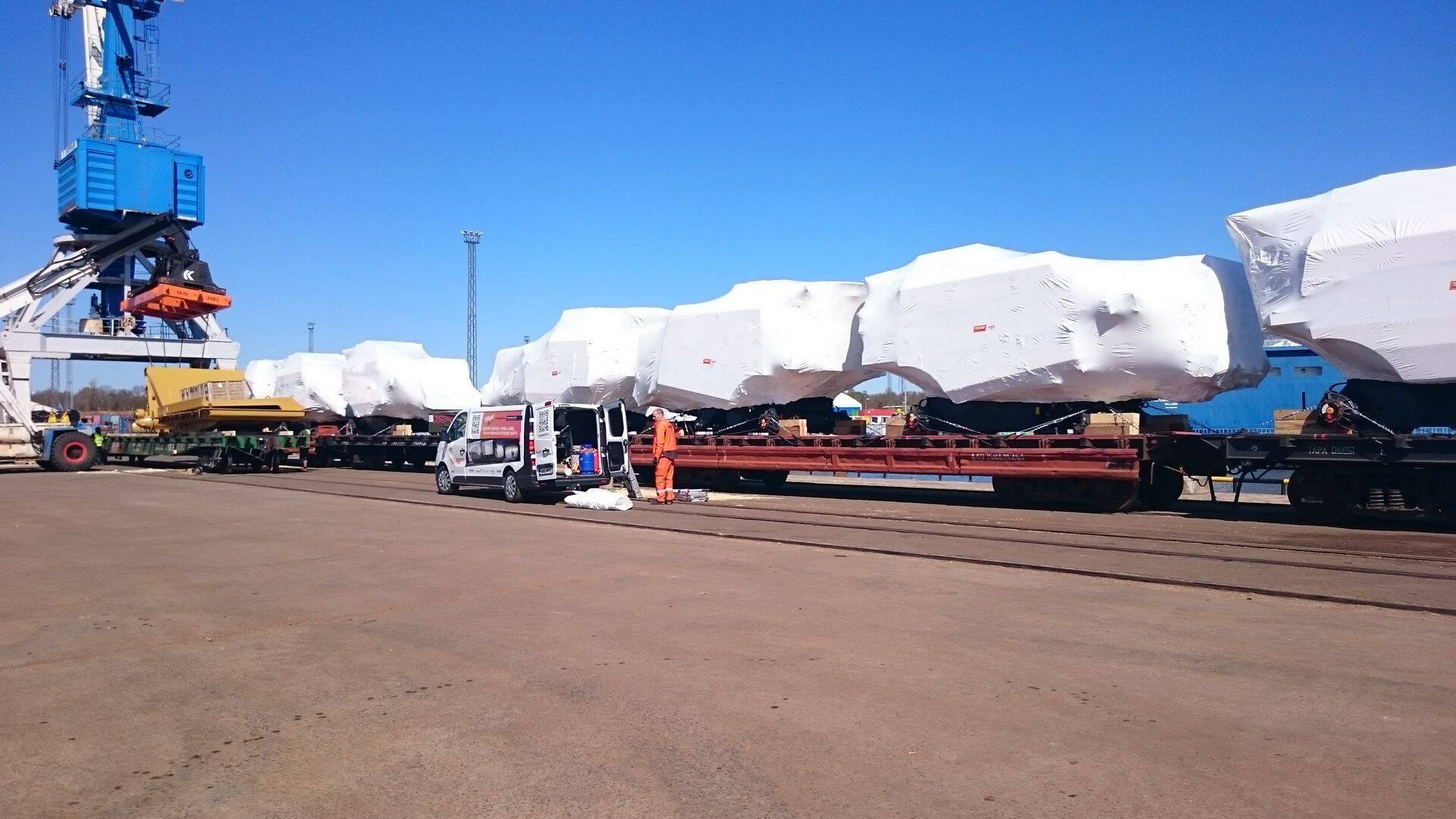 Raudteetranspordiks pakendatud kombainid.