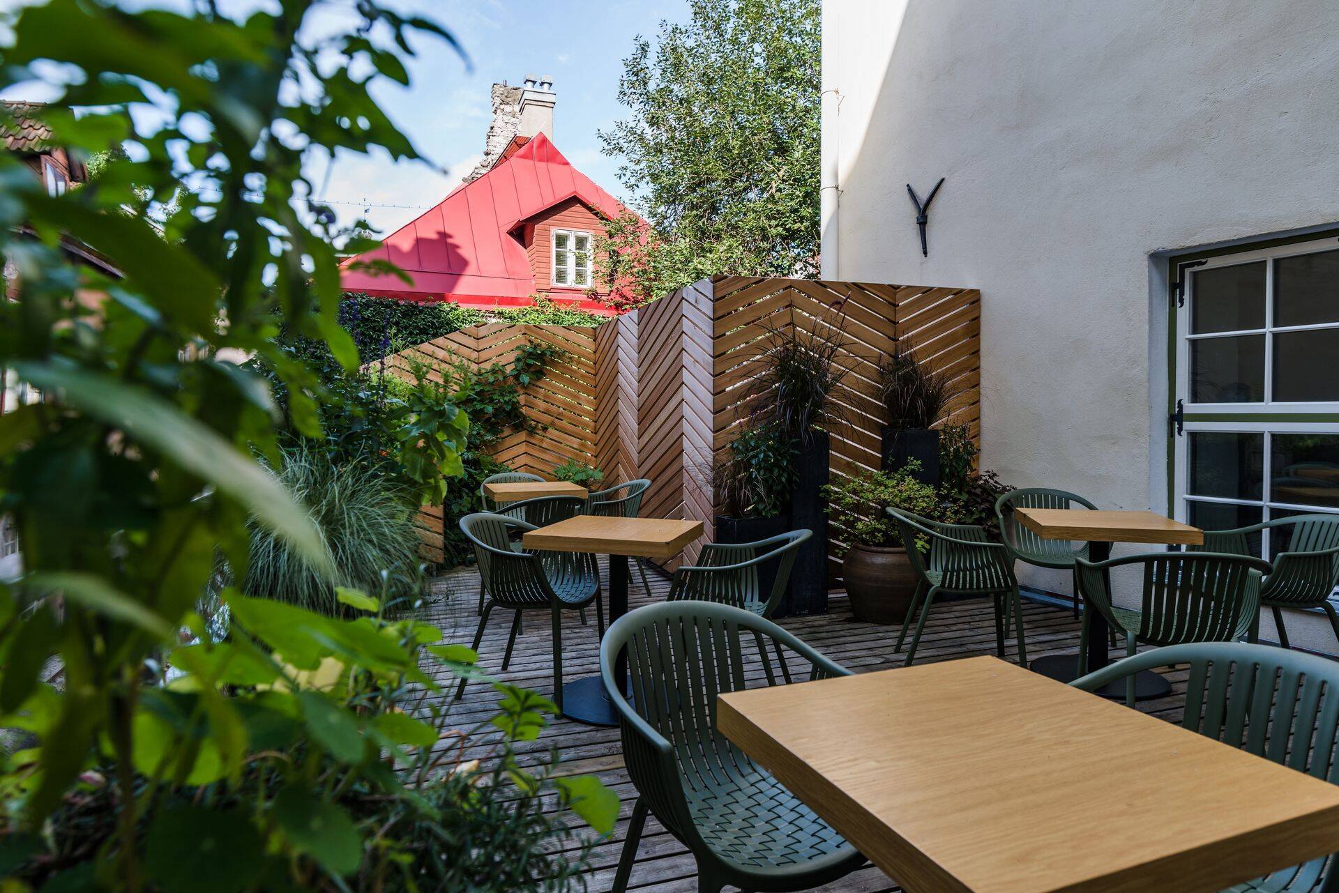 Rohelusega kaunistatud terrassil on mõnus hetkeks aeg maha võtta.