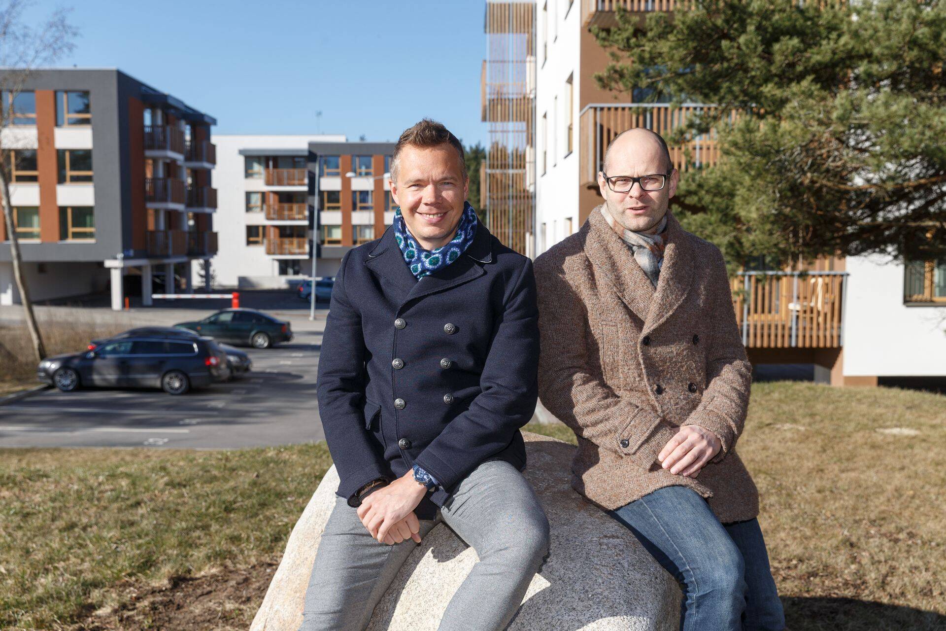 Kaamos Kinnisvara võtmeisikud: tegevjuht Priit Uustulnd (paremal) ja arendusjuht Ivar Vahter Hõbemetsa elurajoonis.