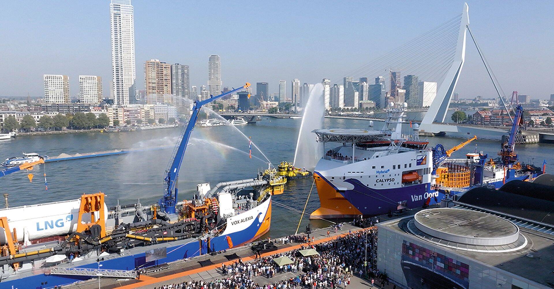В сентябре в Роттердаме состоялся торжественный спуск на воду совершенно нового и экологически чистого судна Calypso, предназначенного для прокладки кабелей для морских ветряных электростанций.