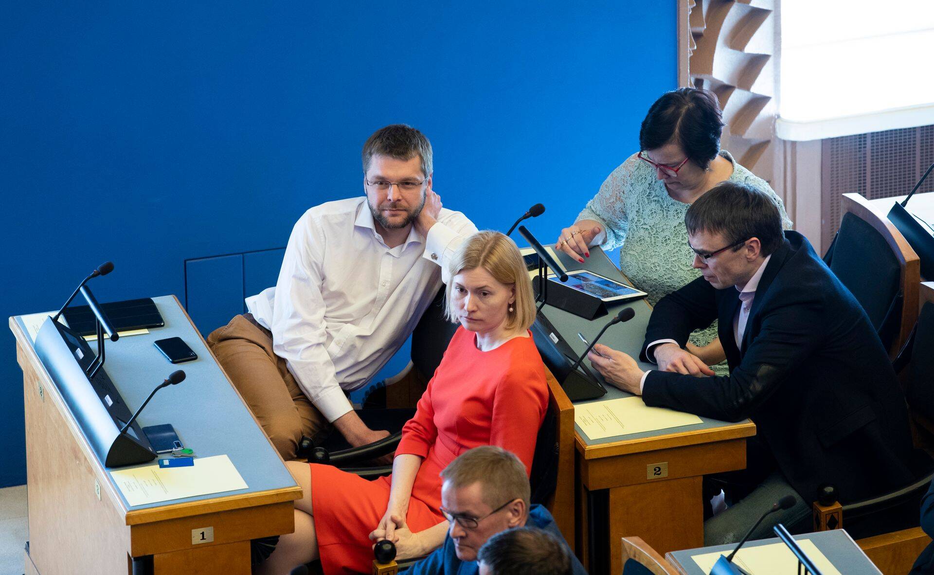 Jevgeni Ossinovski (valges särgis) juhib sotse kuni juunis toimuva erakonna üldkoguni, misjärel saab partei uue esimehe.