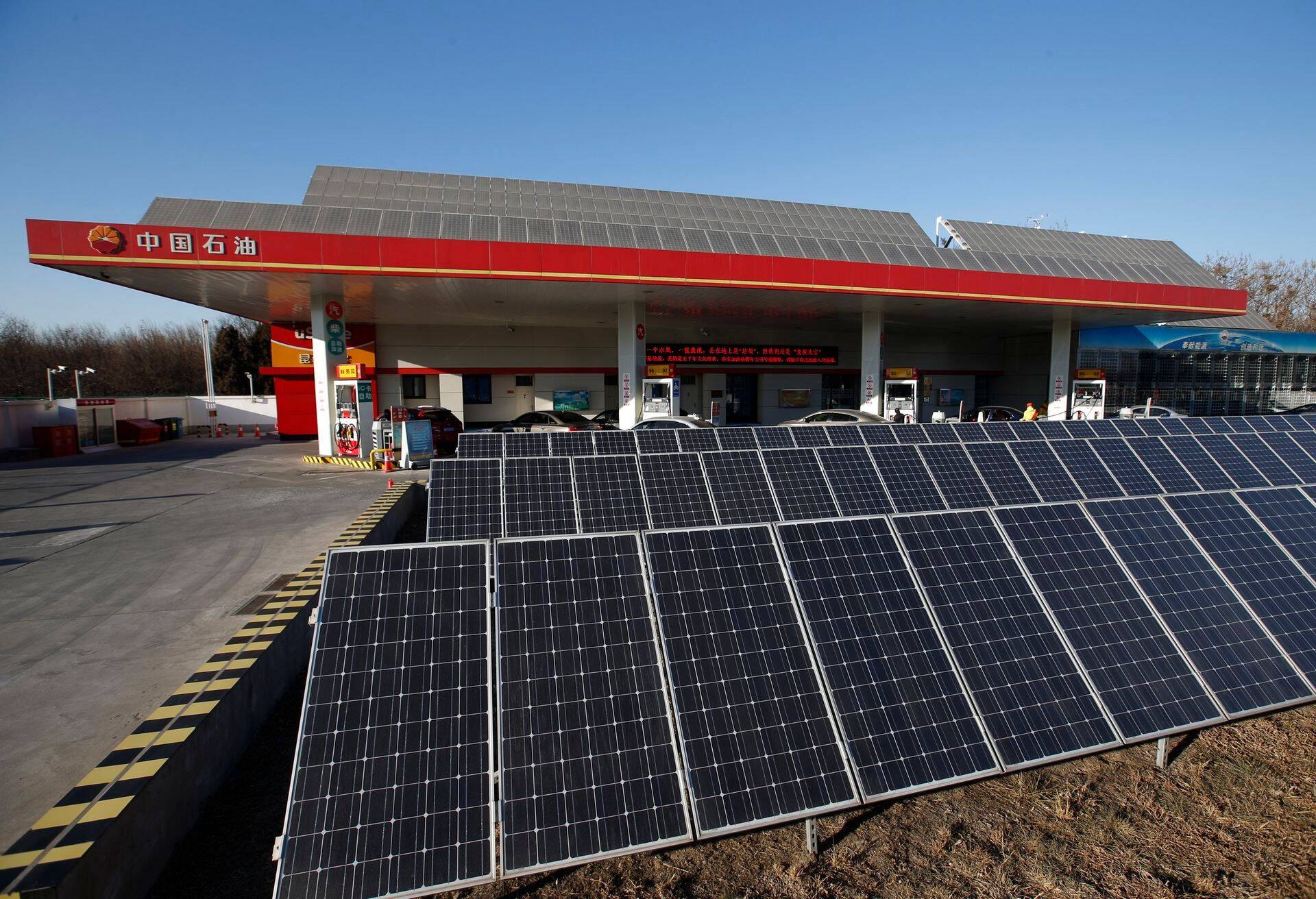 Päikeseenergial töötav tankla Hiinas