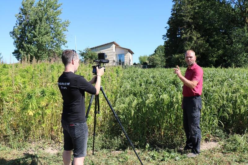 Peeter Lääniste tutvustab hirssi Eerikal.