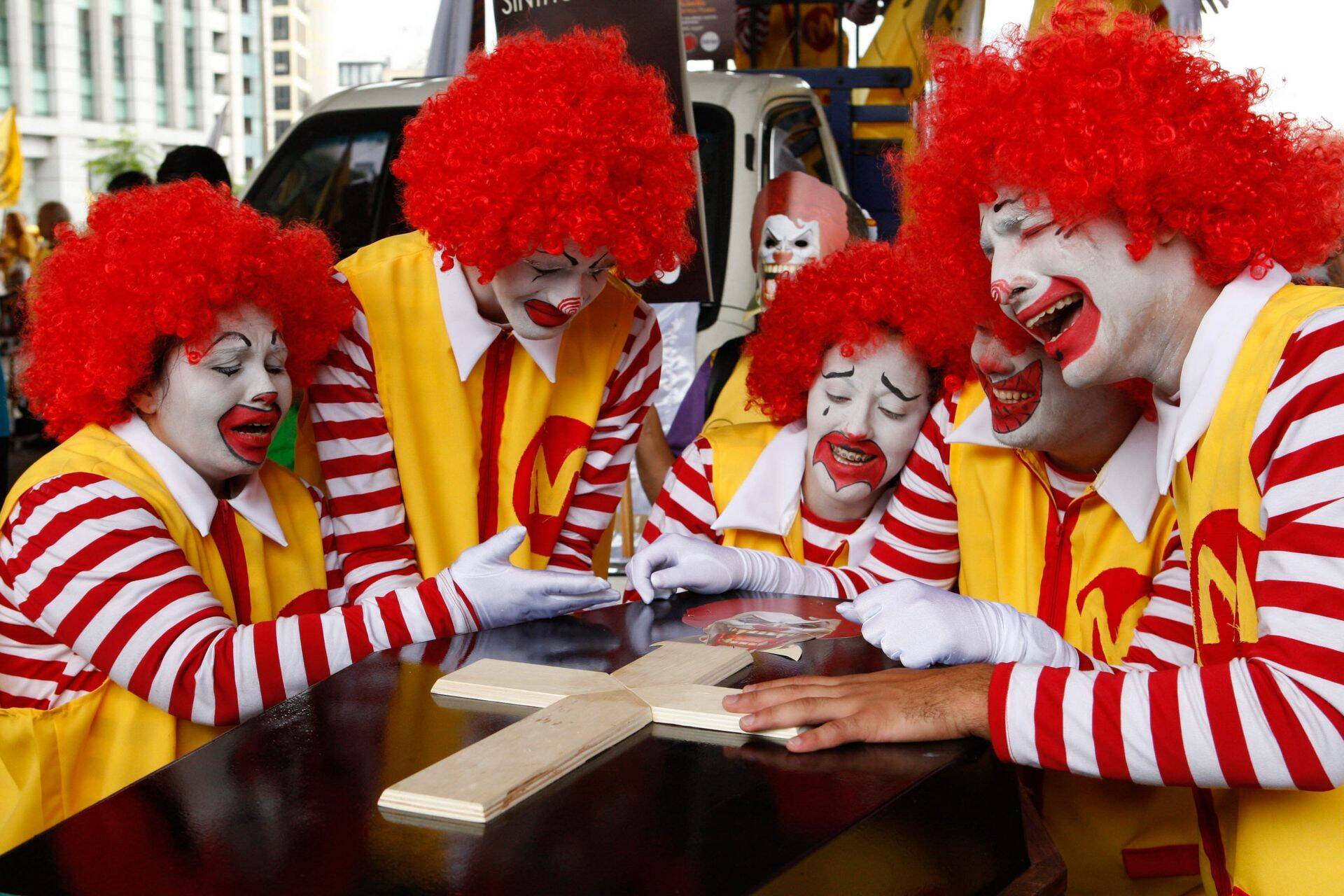 Protestijad riietunud Ronald McDonaldi kostüümi