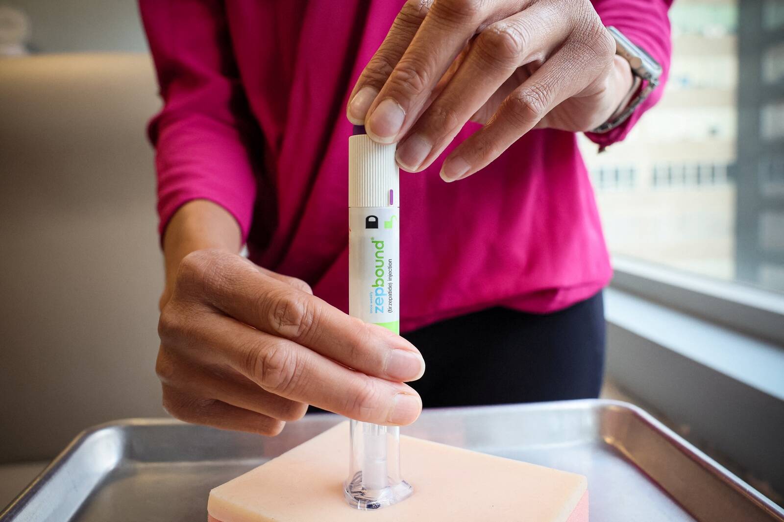 Var vien spekulēt, cik vainas cilvēkiem saistītas ar to lieko svaru. Attēlā: Eli Lilly slavenā svara zaudēšanas medikamenta Zepbound injekcijas simulēšana.