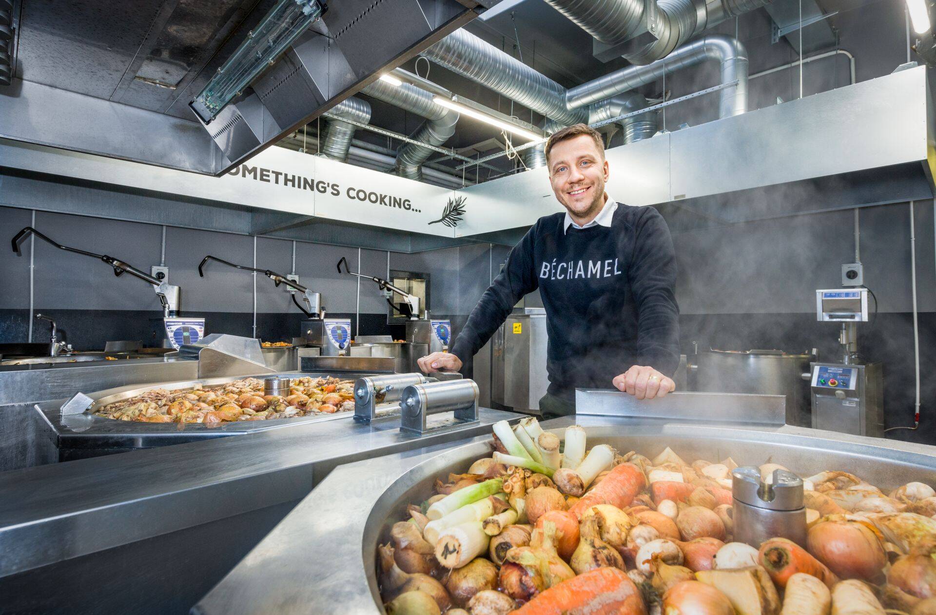 Helgor Markov laienenud tehases puljongikatla juures