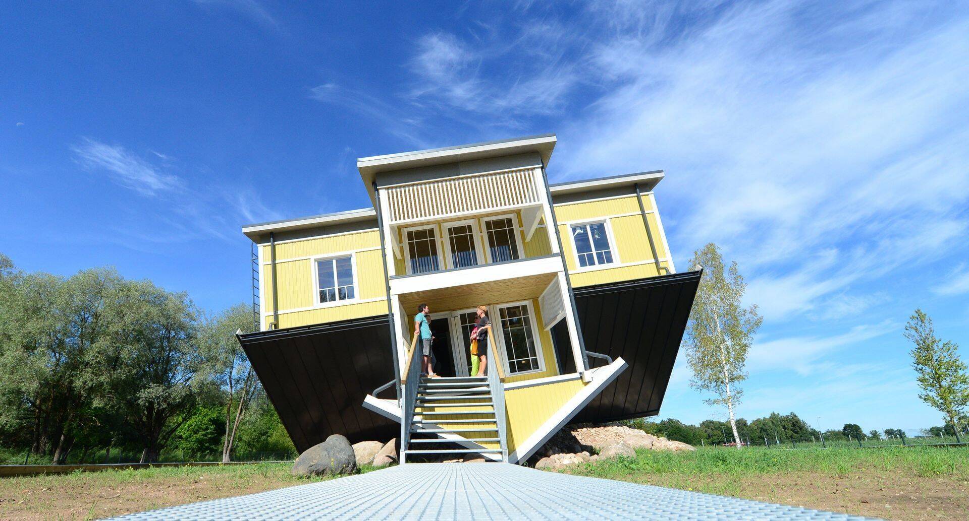 Первый в Эстонии перевернутый дом находится в Тарту в непосредственной близости от Эстонского национального музея.