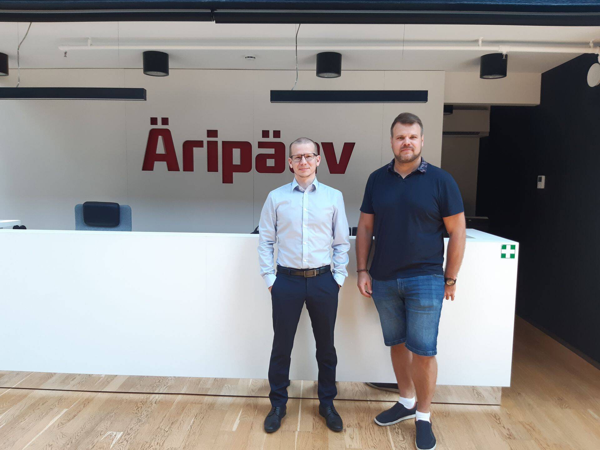 Vasakul ABB robootika ärivaldkonna juht Siim Savila ja paremal Tallinna Tehnikakõrgkooli elektritehnika õppekava juht Kristo Vaher.