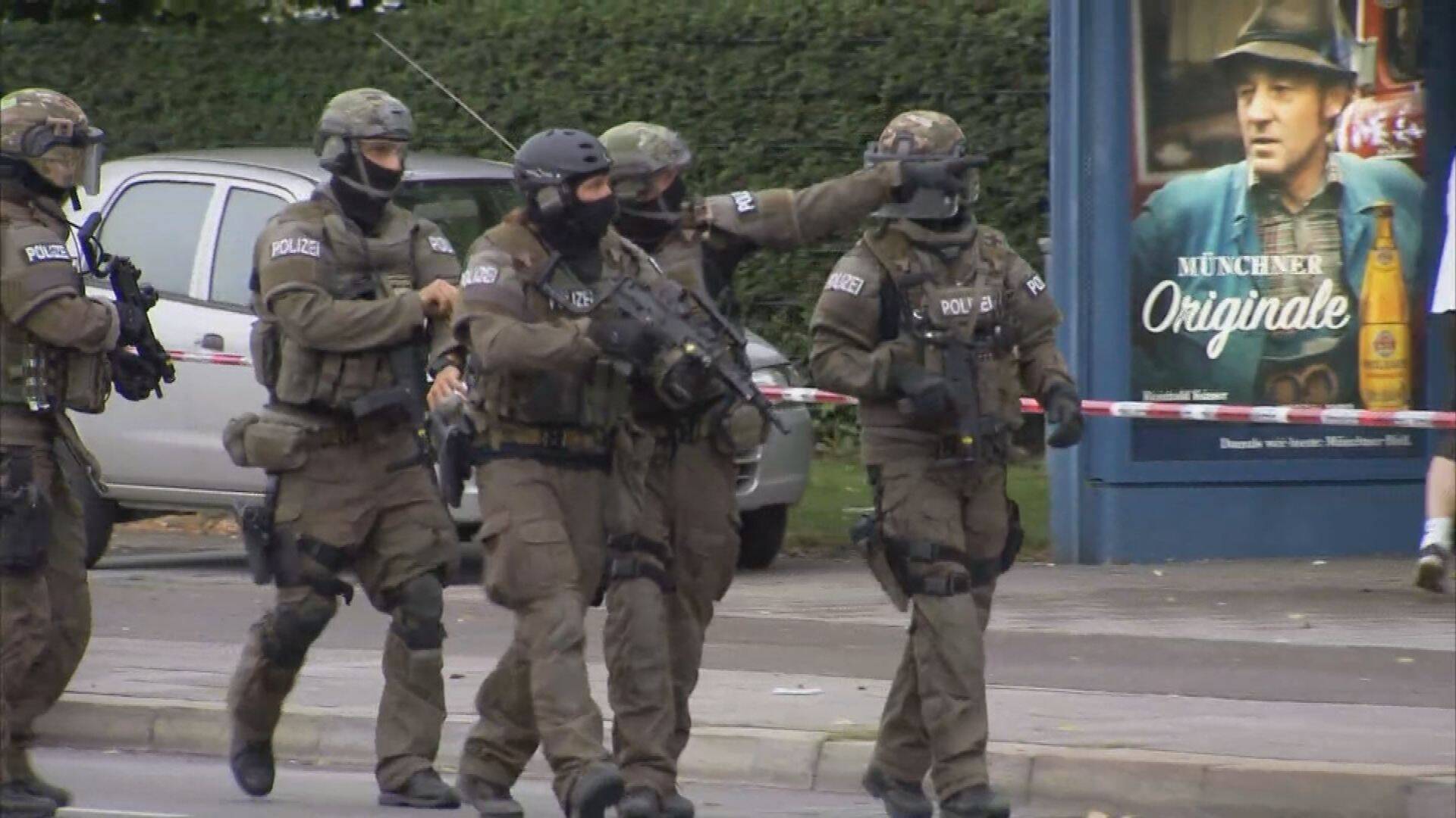 Politsei eriüksus sündmuskoha lähedal.
