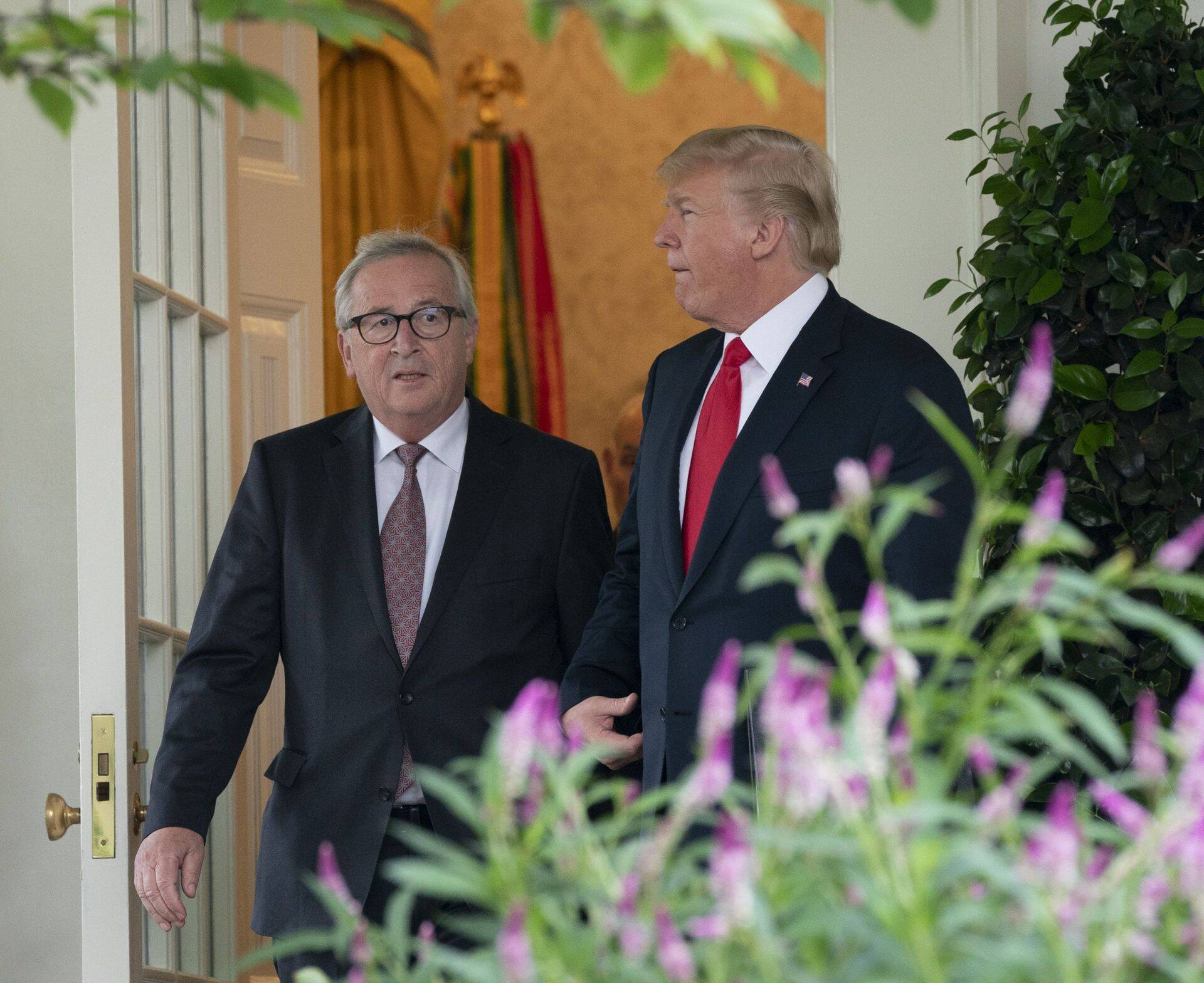 Donald Trump ja Jean-Claude Juncker Valges Majas