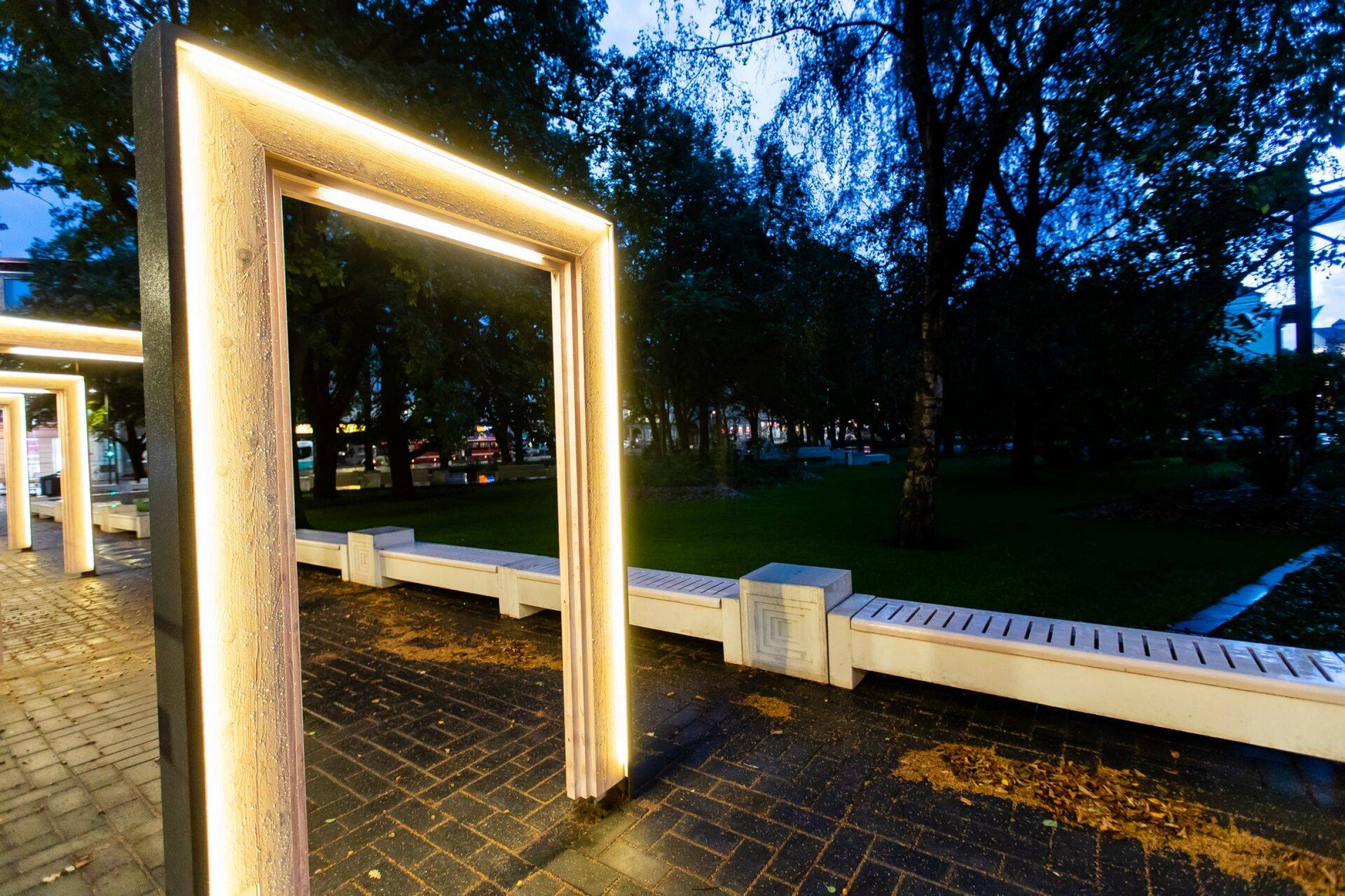 Tammsaare park õhtutuledes.