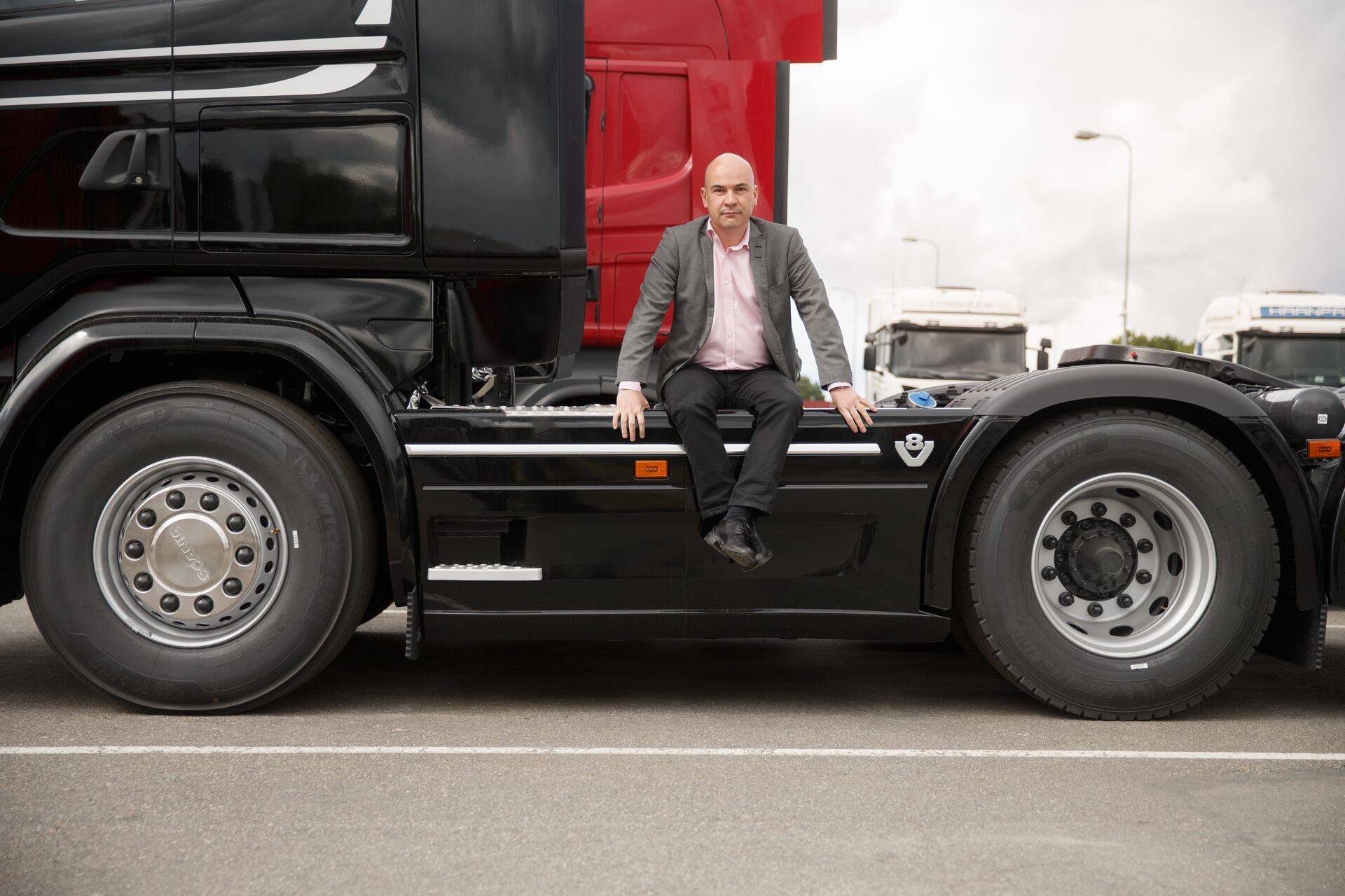 24 aatsat Scanias pole ettevõtte Baltikumi üksuse juhti Janno Karu veel ära tüüdanud: Kindlasti on olnud raskeid momente, kuid Scania on maailma firma, kus töötada."