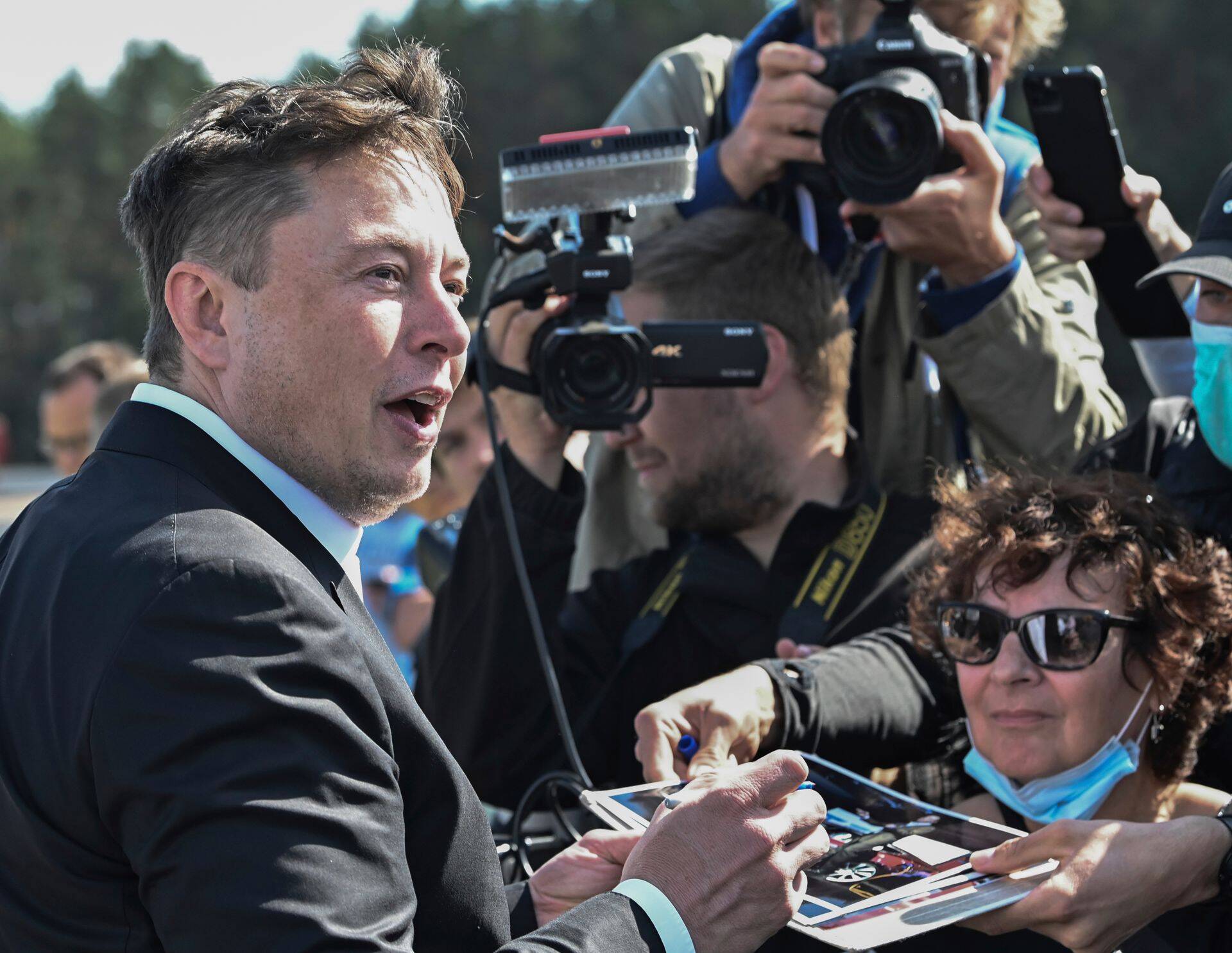 Viisin raha turule ja ostsin jälle Teslat - loodetavasti turu põhjast. Pildil Tesla juht Elon Musk Berliinis, uue tehase arenguid kommenteerimas.