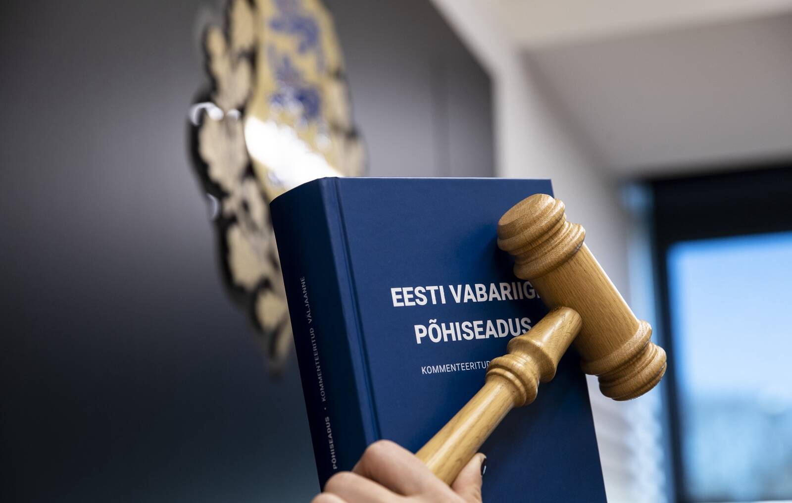 Põhiseadus annab igaühele õiguse kuuluda MTÜdesse. Erakonda saavad kuuluda Eesti kodanikud.