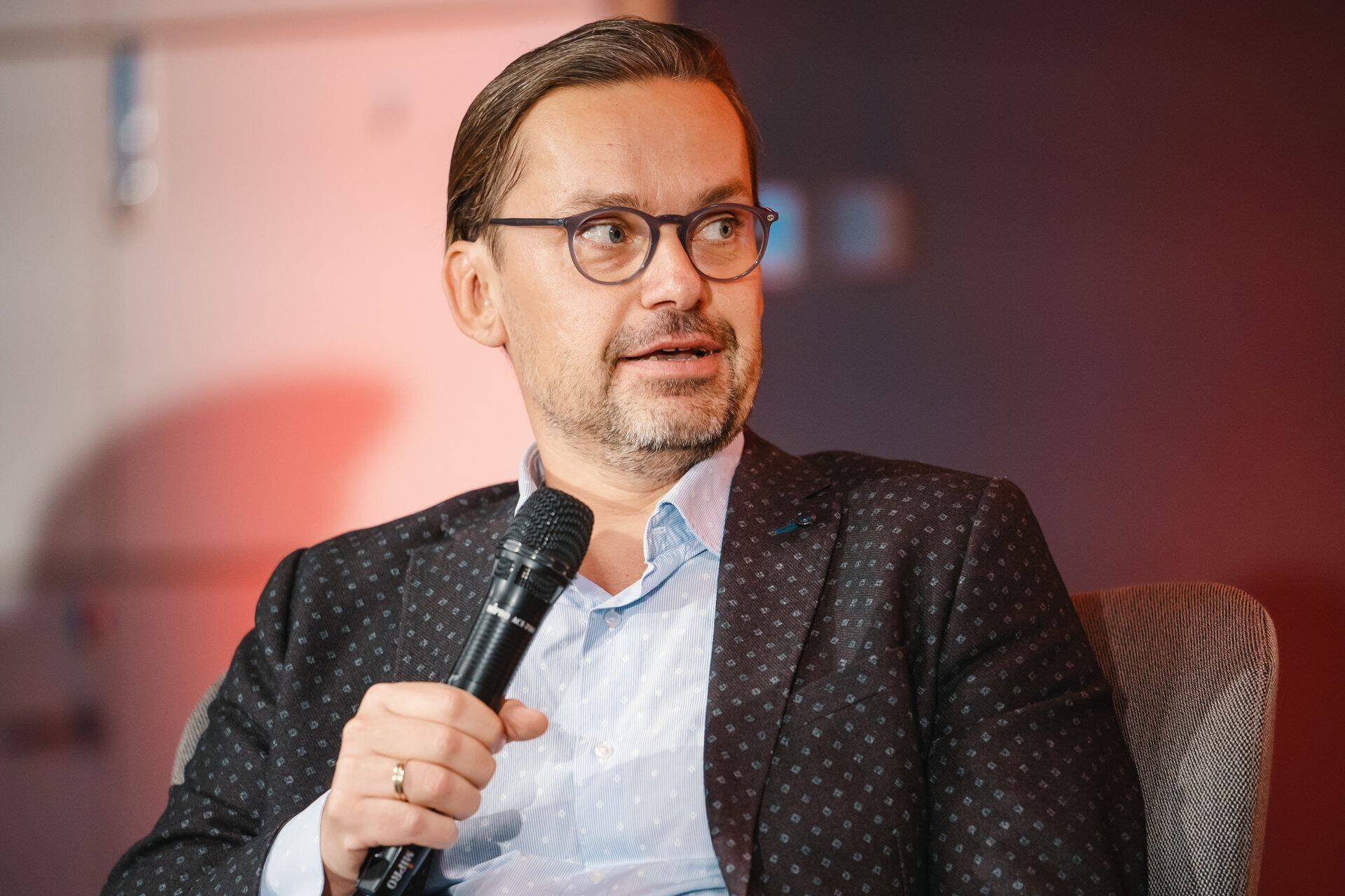 Вильяр Аракас, член правления компании Astlanda Hotelli AS, которая управляет Radisson Blu Sky Hotel, сказал, что компания сокращает 98 человек.