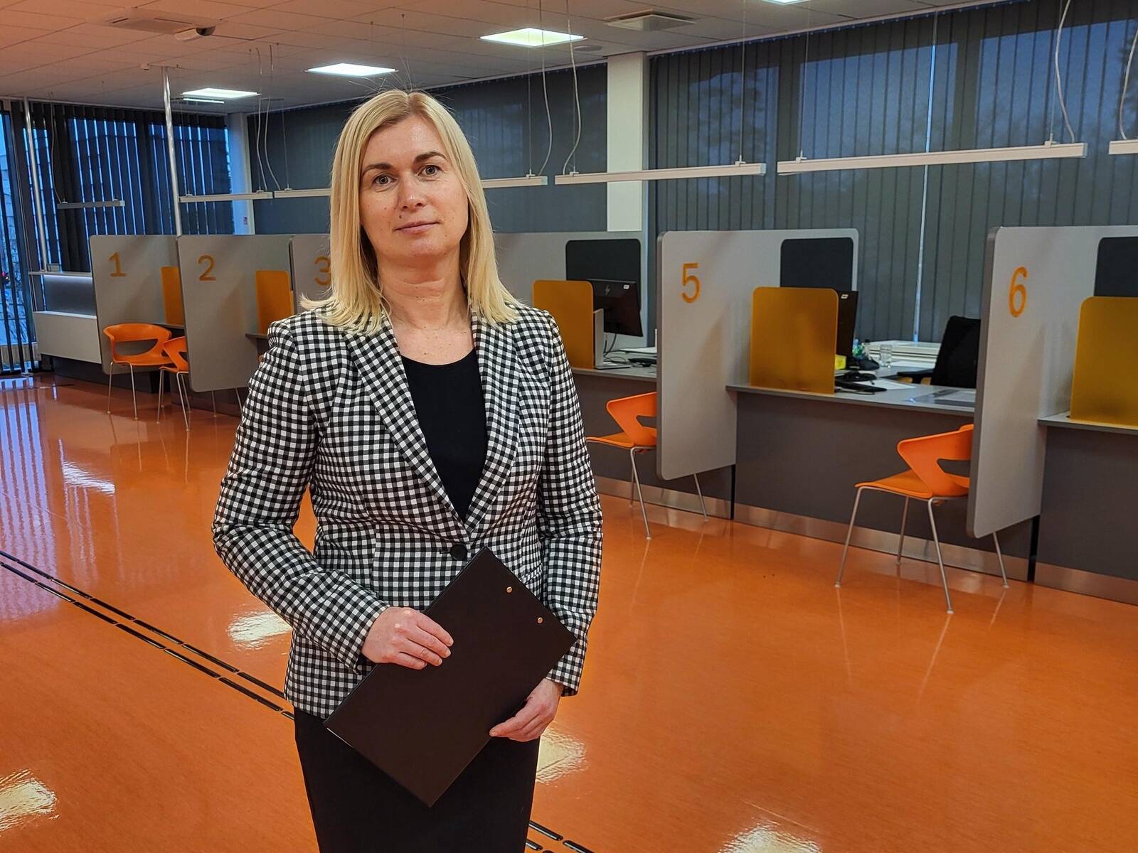 Töötukassa Lääne-Virumaa esinduse juhi Kristi Moldau sõnul leiab maakonna töötutest iga kuu uue töö 200-300 inimest, kuid umbes sama palju jääb ka töötuks.