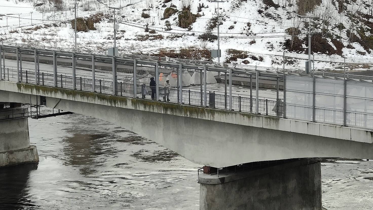 Проезжая часть на пограничном мосту перекрыта бетонными «зубами дракона» и колючей проволокой.