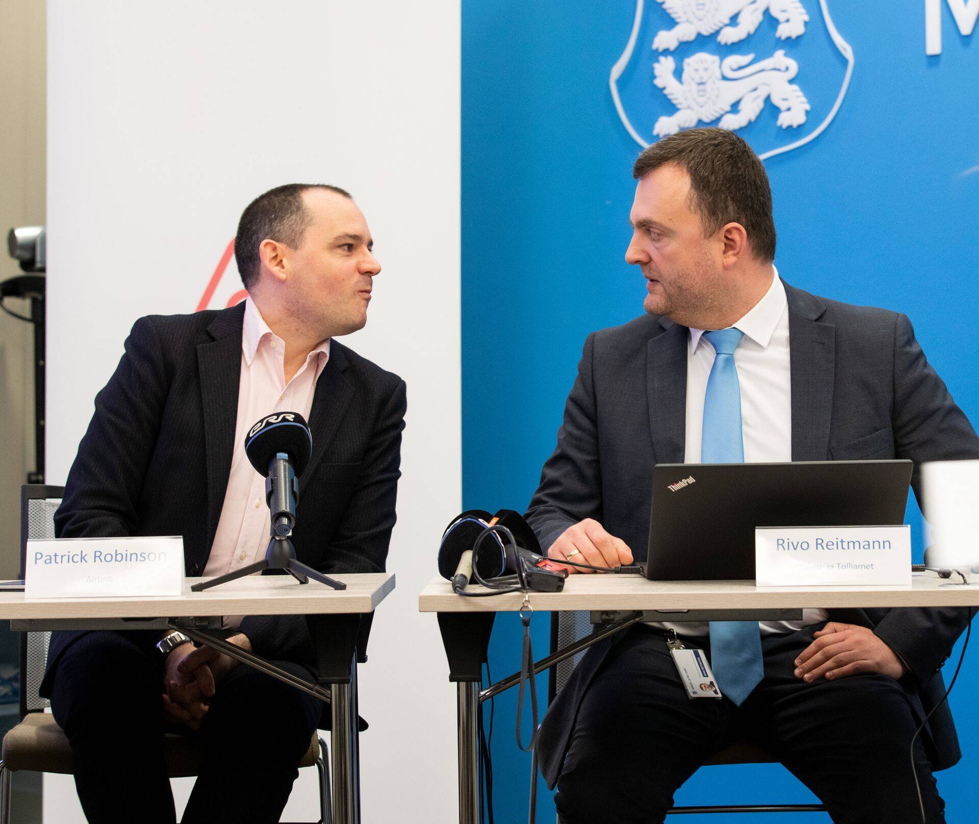 Alates sellest aastast on kõigil Airbnb majutajatel võimalik paari klikiga airbnb.com-i lehel oma majutustulu info saata otse maksuametisse. Kes seda võimalust ei kasuta, peab tulud oma tuludeklaratsiooni käsitsi sisestama. Pildil Airbnb esindaja Patrick Robinson ja maksu- ja tolliameti asedirektor Rivo Reitmann.